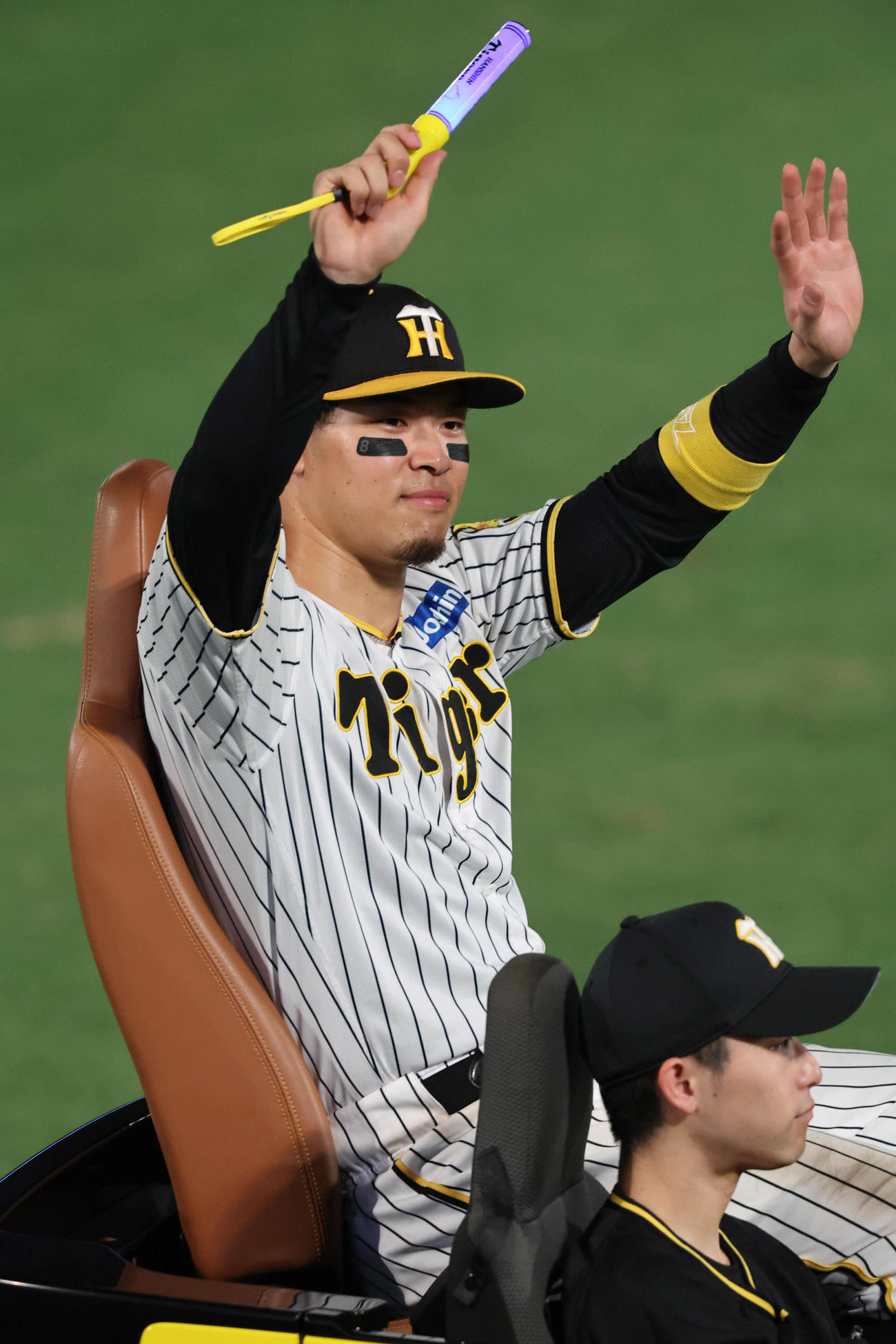 阪神対DeNA　リリーフカーで場内1周する佐藤輝（撮影・宮崎幸一）