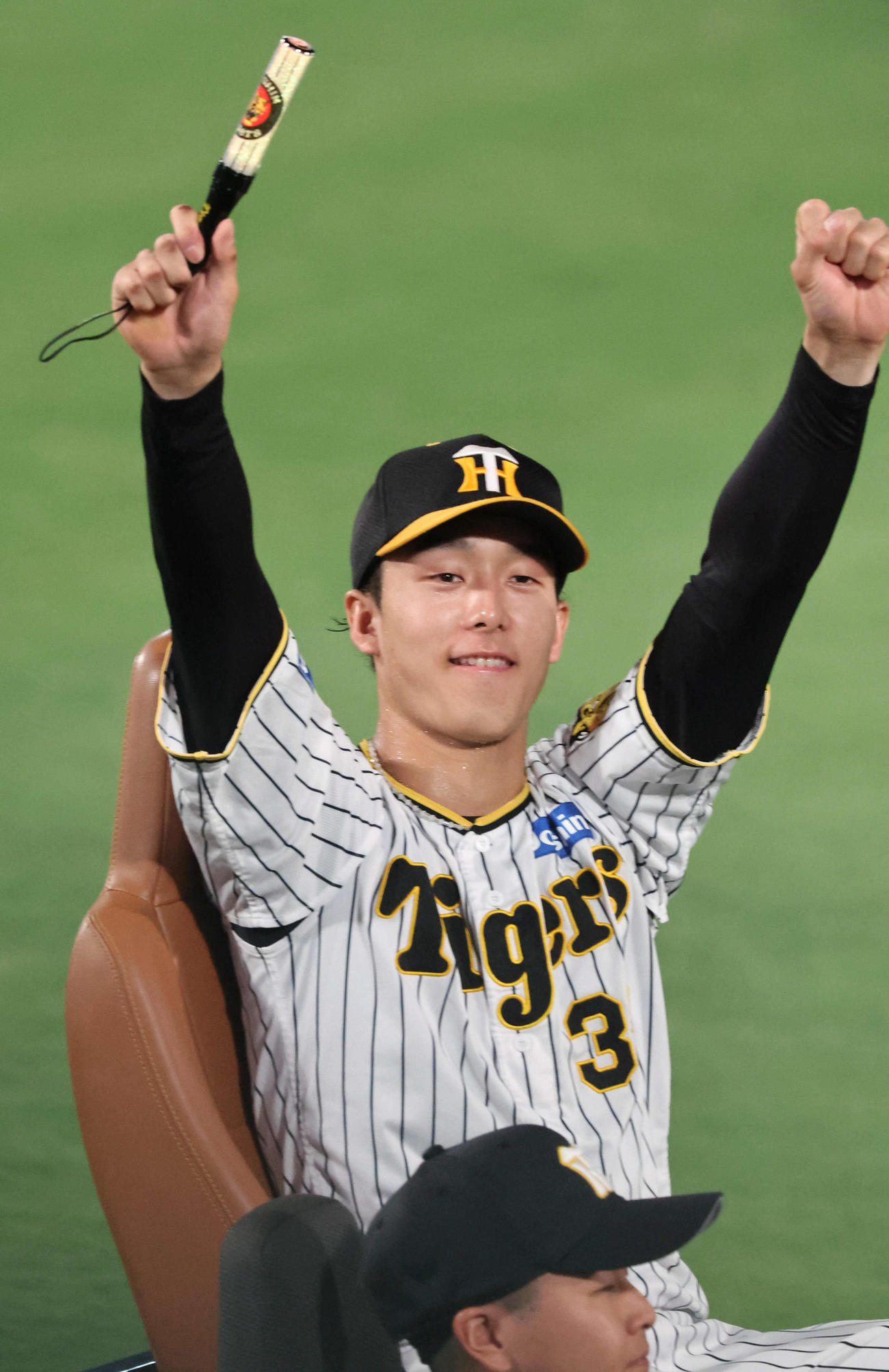 阪神対DeNA　リリーフカーで場内1周する小幡（撮影・宮崎幸一）