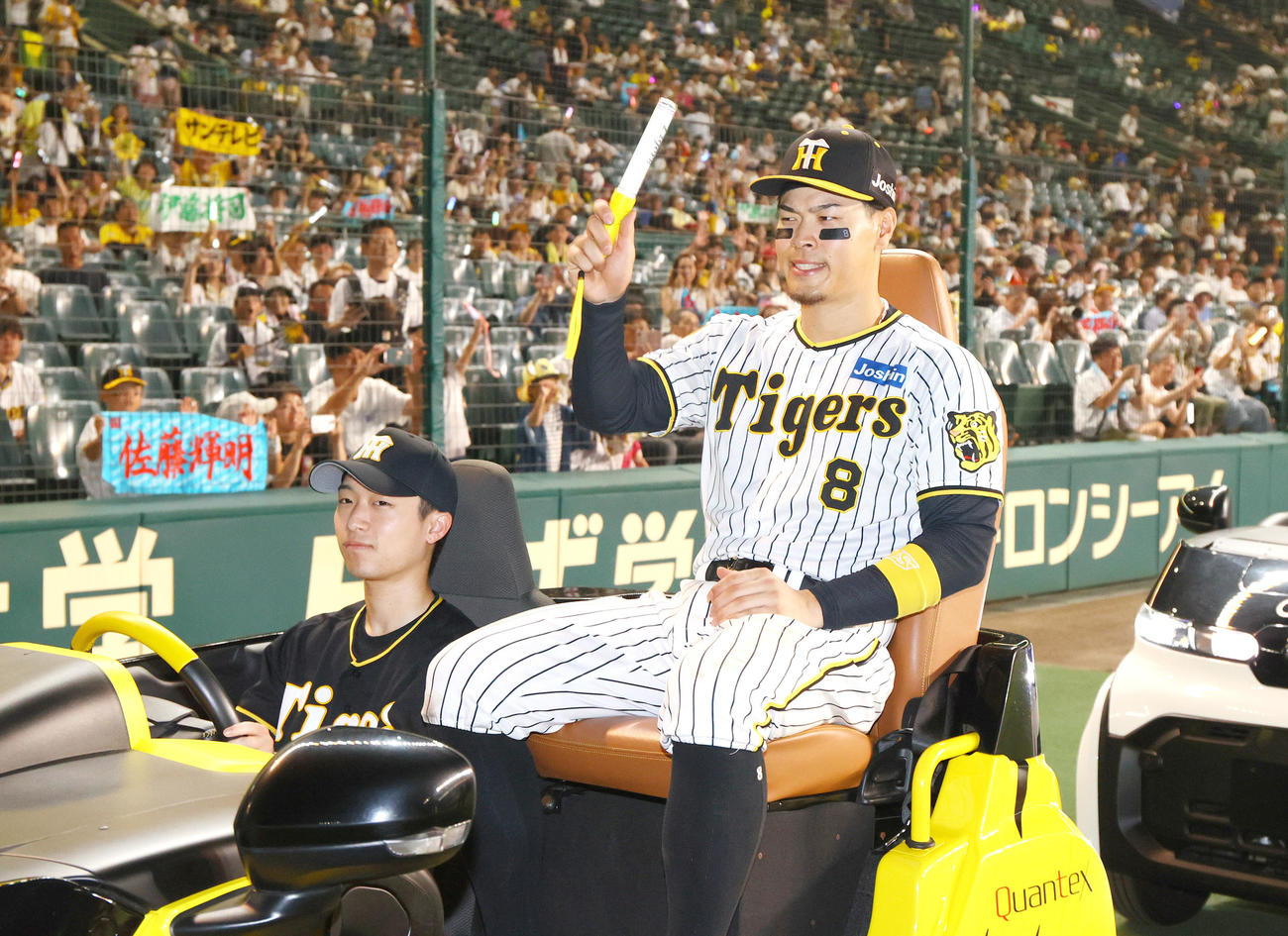 阪神対DeNA　ファンの歓声にペンライトを振って応える阪神佐藤輝（撮影・上山淳一）