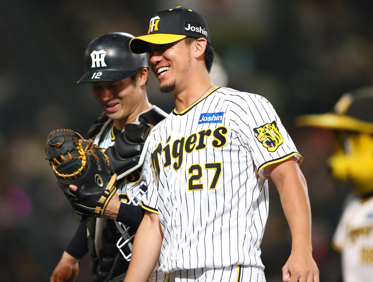 阪神対DeNA DeNAから勝利した阪神伊藤将（右）は坂本と笑顔で話す（撮影・上山淳一）