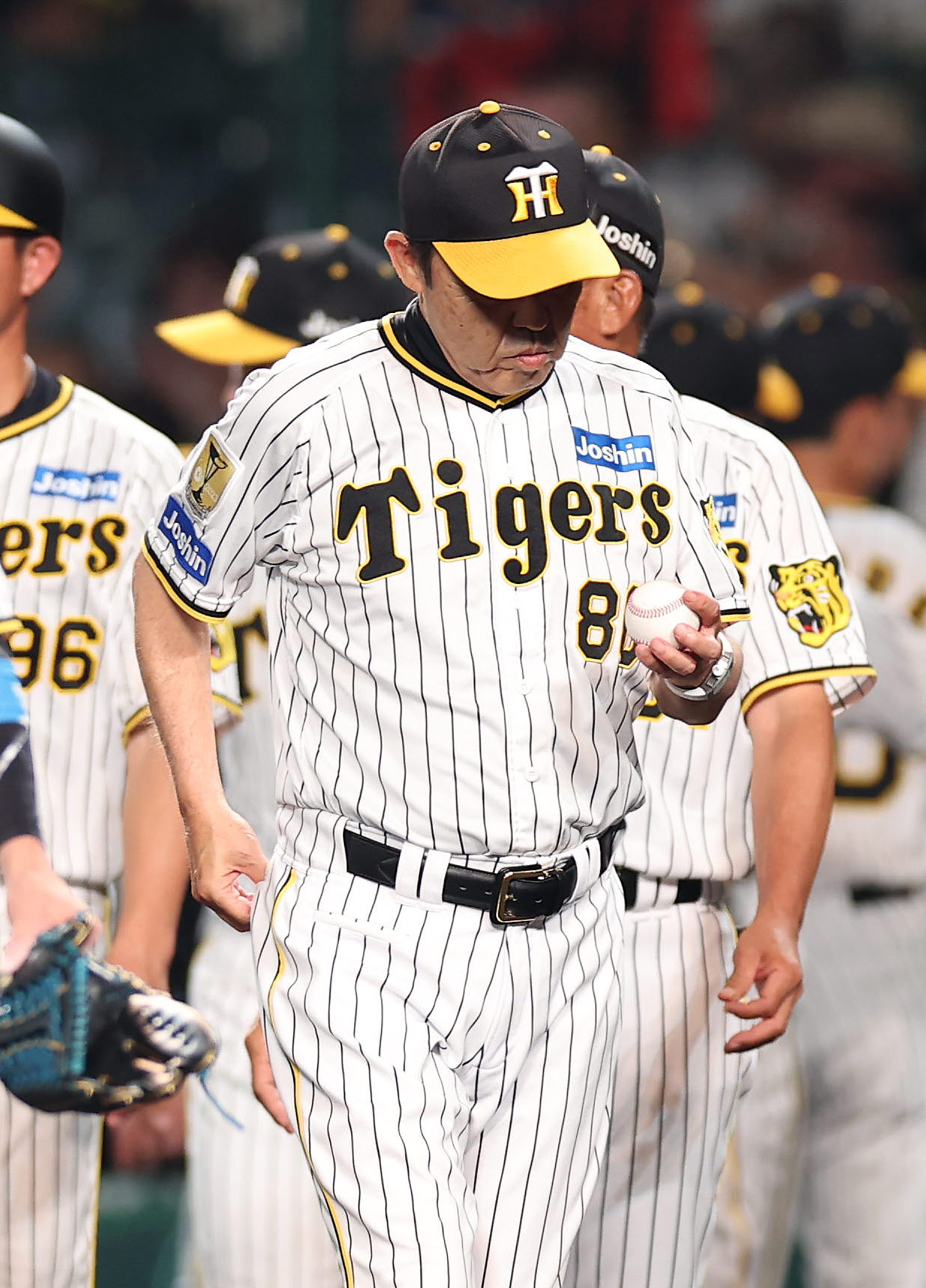阪神対DeNA DeNAに勝利し、受け取った勝利球を見つめる阪神岡田監督（撮影・前田充）