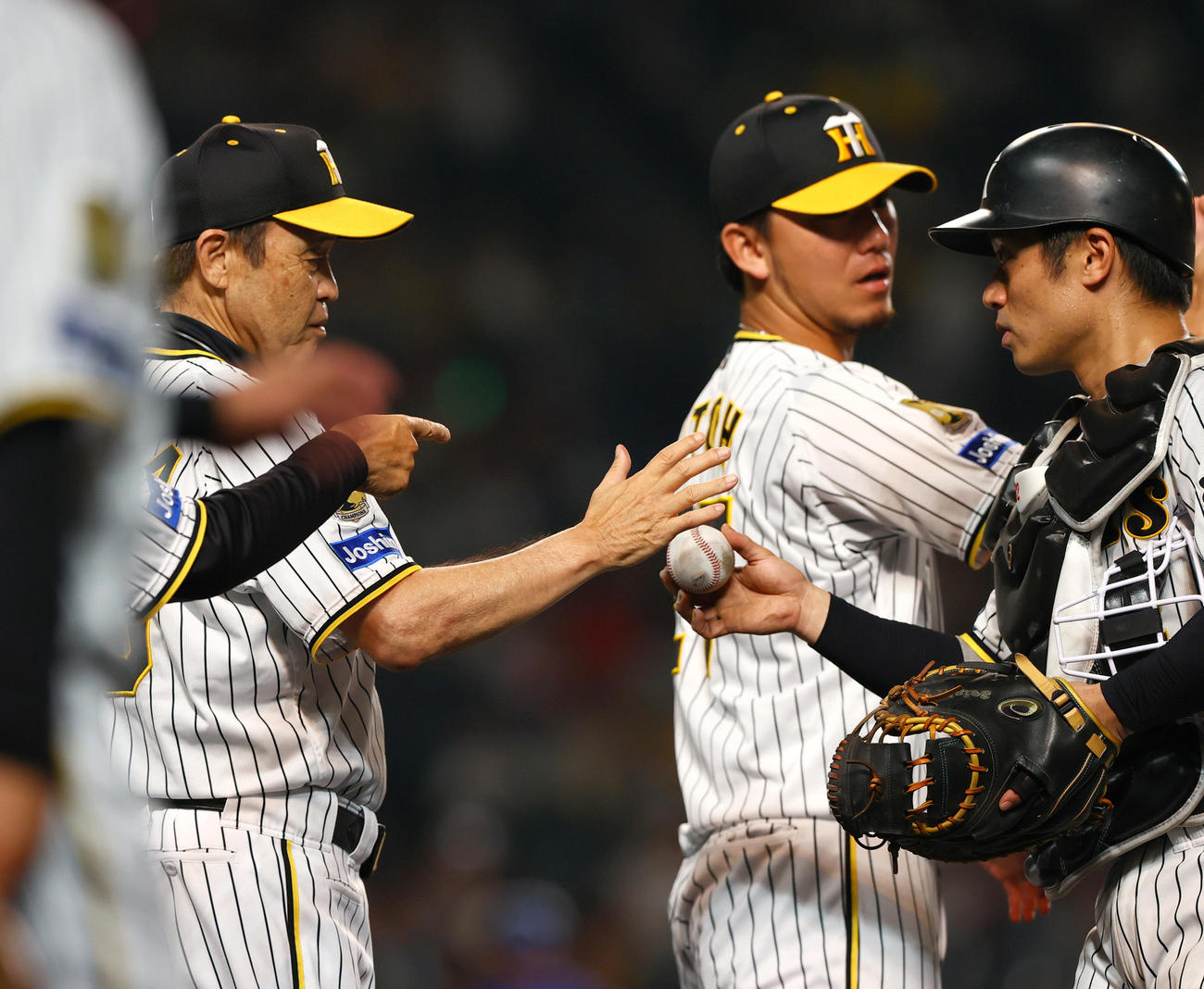 阪神対DeNA DeNAに勝利し阪神監督の歴代1位の通算515勝を挙げた岡田監督（左）は坂本からウイニングボールを受け取る（撮影・上山淳一）