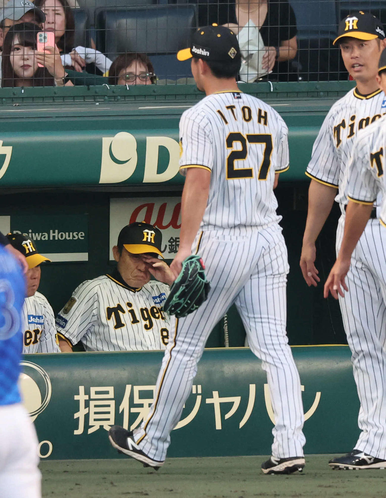 阪神対DeNA 4回表DeNA攻撃終了、1点を失い厳しい表情の岡田監督。右手前は伊藤将（撮影・宮崎幸一）