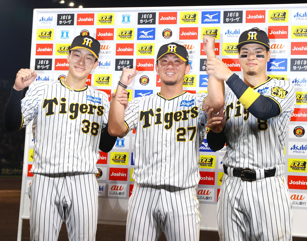 阪神対DeNA　ヒーローインタビューを終え、お立ち台で記念撮影する、左から小幡、伊藤将、佐藤輝（撮影・上山淳一）