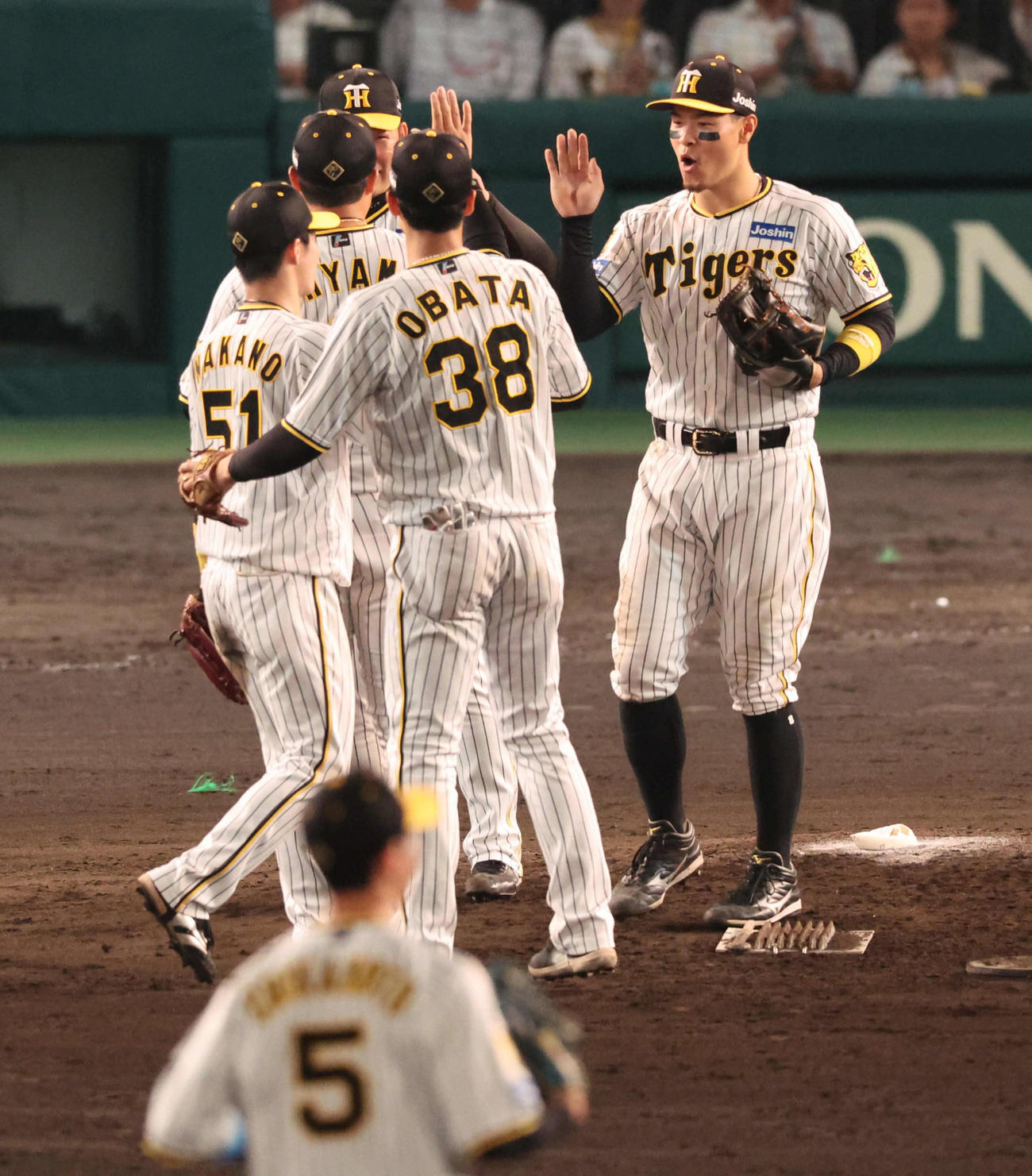 阪神対DeNA　勝利を祝う佐藤輝（右）ら（撮影・宮崎幸一）