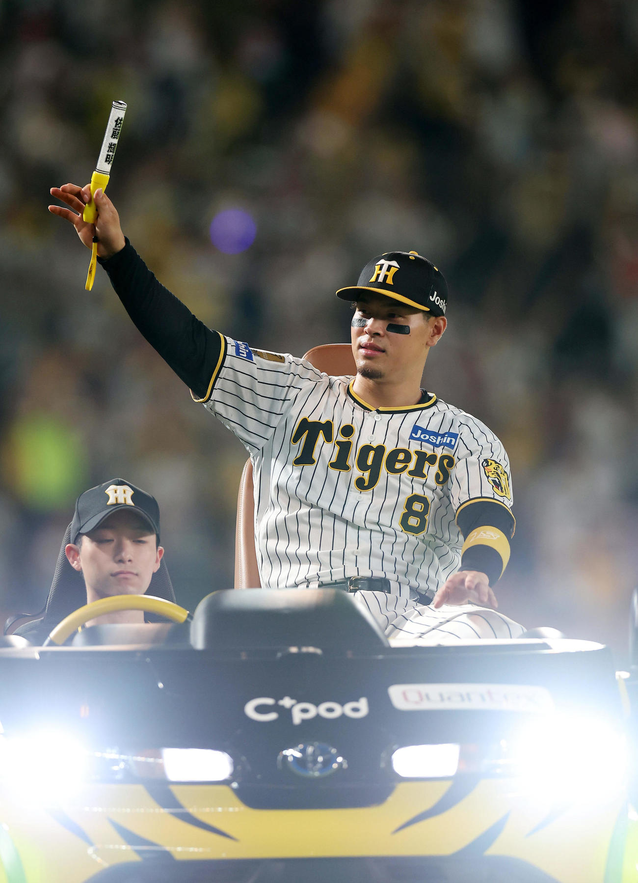 阪神対DeNA　場内1周でファンに手を振る阪神佐藤輝（撮影・前田充）