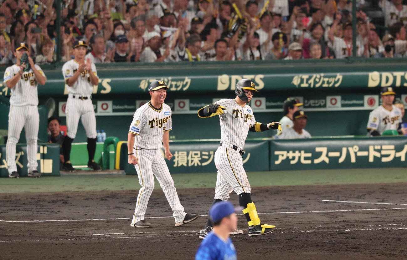 阪神対DeNA 6回裏阪神2死一、三塁、佐藤輝は右前勝ち越し適時打を放ち手をたたく（撮影・宮崎幸一）