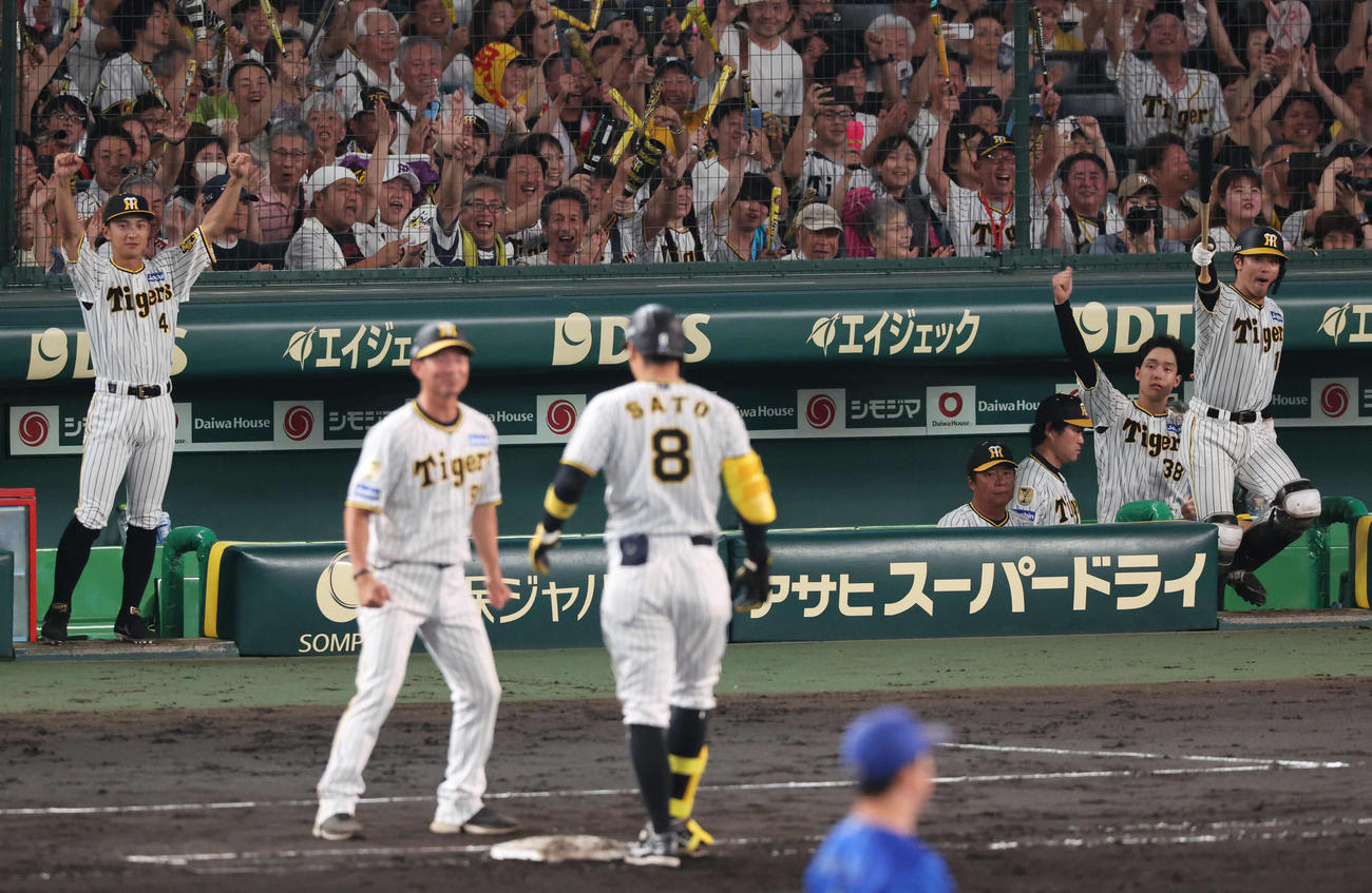 阪神対DeNA 6回裏阪神2死一、三塁、佐藤輝の右前勝ち越し適時打にバンザイする阪神ナイン（撮影・宮崎幸一）