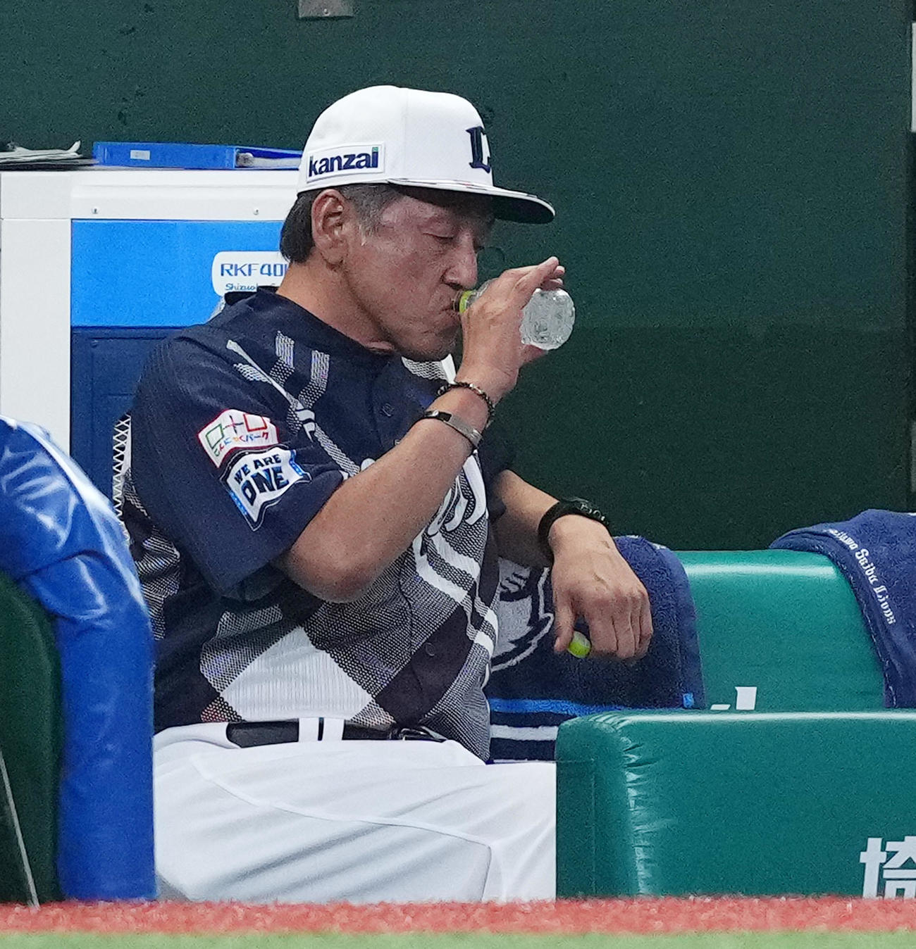 西武対ロッテ　ベンチで水分を補給する西武渡辺GM兼監督代行（撮影・菅敏）