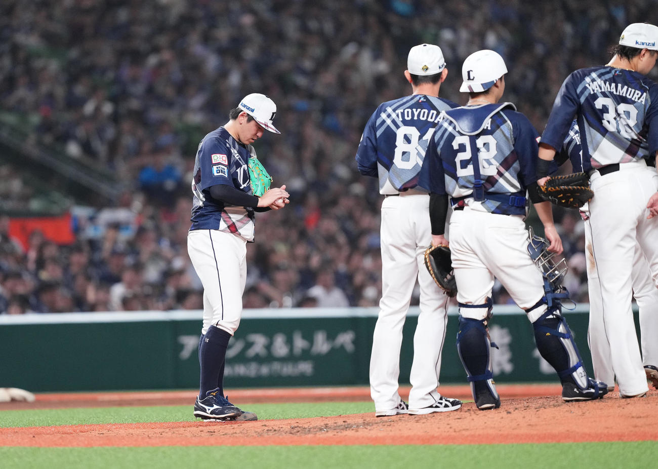 西武対ロッテ　8回途中、8安打4失点で降板する西武隅田（左）（撮影・菅敏）