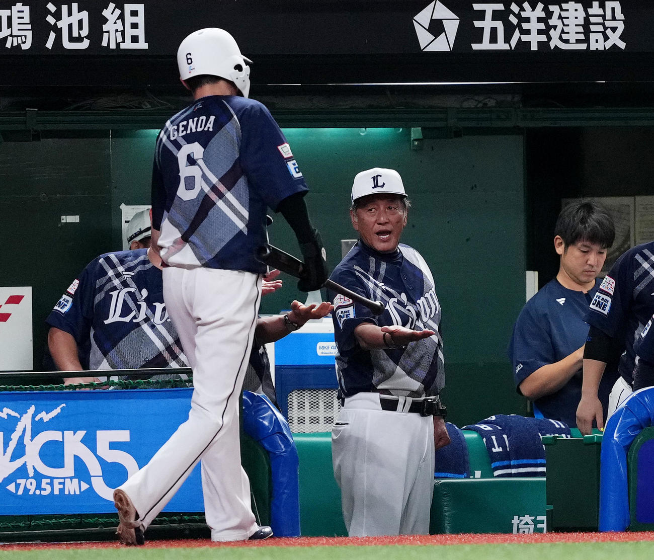 西武対ロッテ　3回裏西武1死一、三塁、先制の右適時打を放ち、岸の適時打で三塁から生還する源田（左）を迎える渡辺GM兼監督代行（撮影・菅敏）