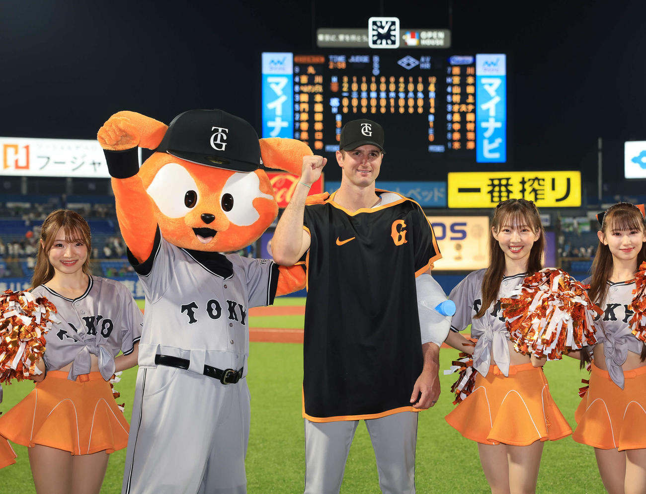 ヤクルト対巨人　3勝目の巨人グリフィンは笑顔でガッツポーズ（撮影・浅見桂子）