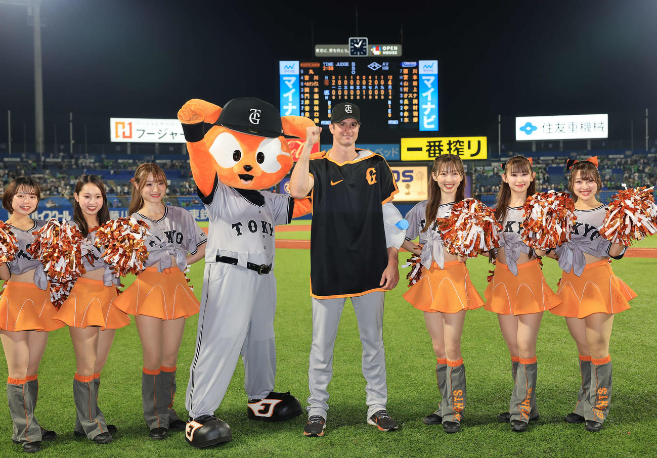 ヤクルト対巨人　3勝目の巨人グリフィンは笑顔でガッツポーズ（撮影・浅見桂子）