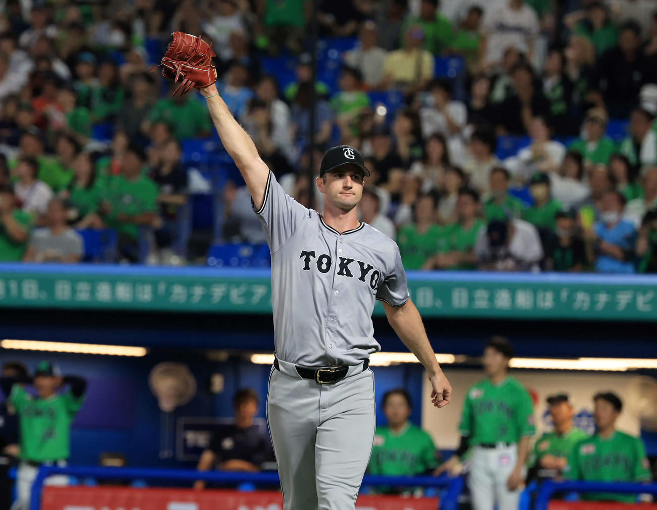 ヤクルト対巨人　4回裏ヤクルト2死一、二塁、オスナに左前打も、味方本塁好返球で点を与えず、ドヤ顔で腕を上げるグリフィン（撮影・浅見桂子）