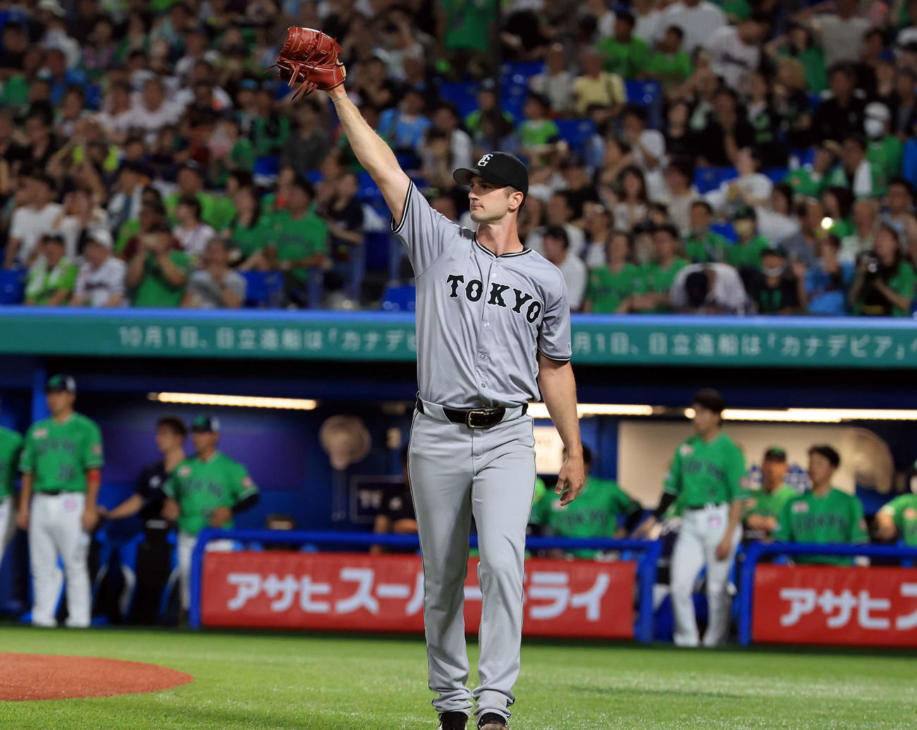 ヤクルト対巨人　4回裏ヤクルト2死一、二塁、オスナに左前打も、味方本塁好返球で点を与えず、ドヤ顔で腕を上げるグリフィン（撮影・浅見桂子）