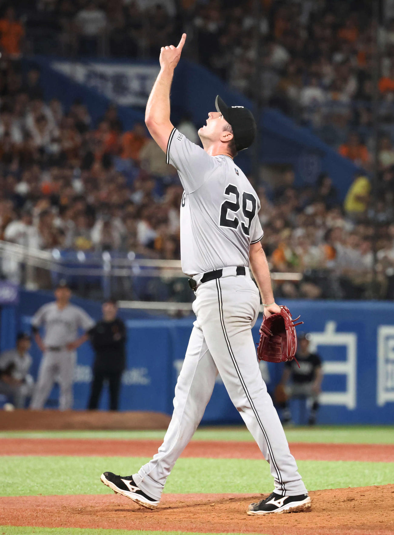ヤクルト対巨人　8回裏ヤクルト2死、代打西田の打球を指さすグリフィン（撮影・丹羽敏通）