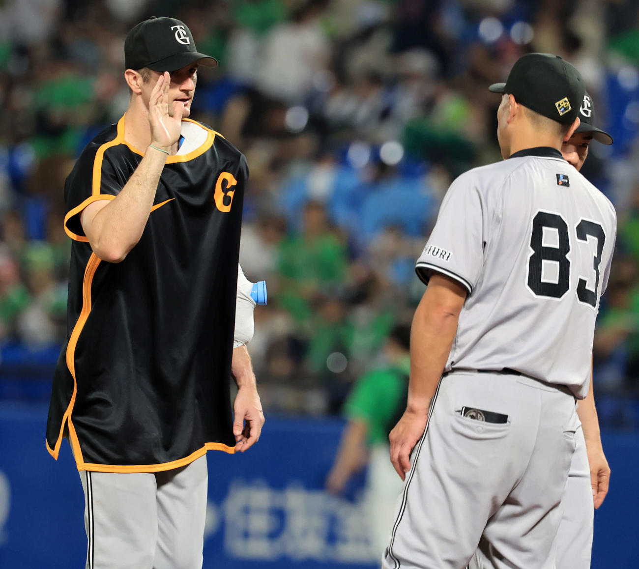 ヤクルト対巨人　3勝目を挙げた巨人グリフィン（左）は阿部監督とハイタッチ（撮影・浅見桂子）