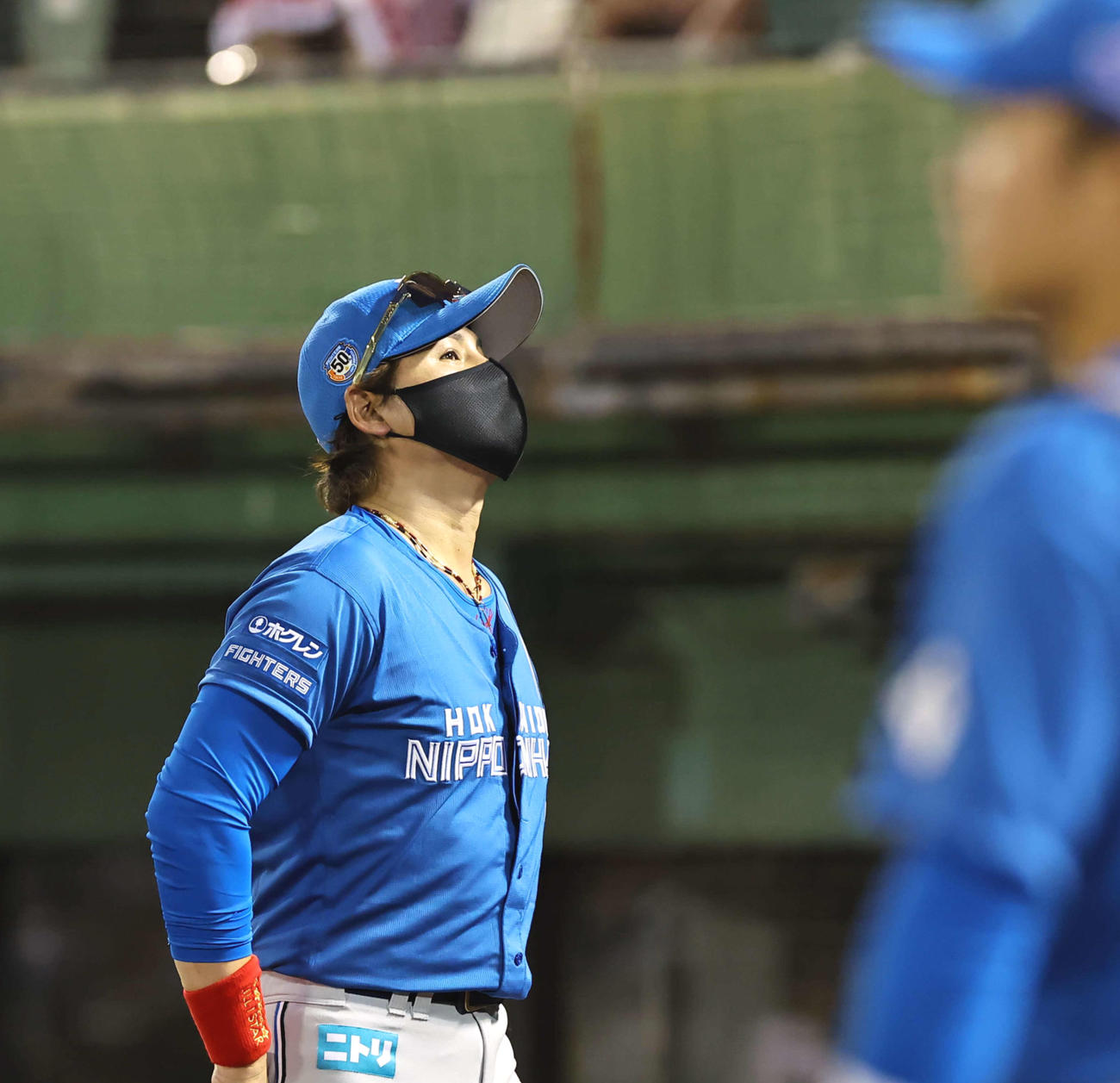 オリックス対日本ハム　選手交代を告げベンチに引き揚げる新庄監督（撮影・上田博志）