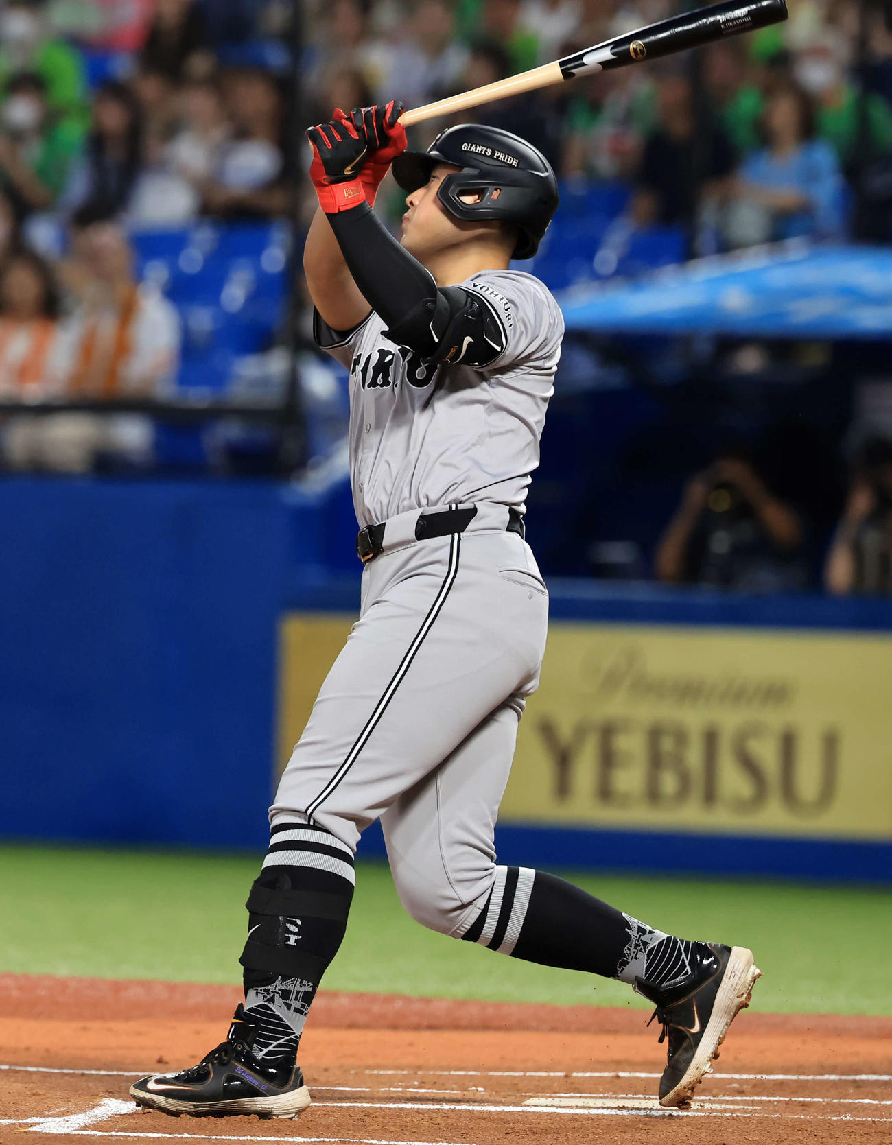 ヤクルト対巨人　1回表巨人2死一塁、岡本和は中越え2点本塁打を放つ（撮影・浅見桂子）