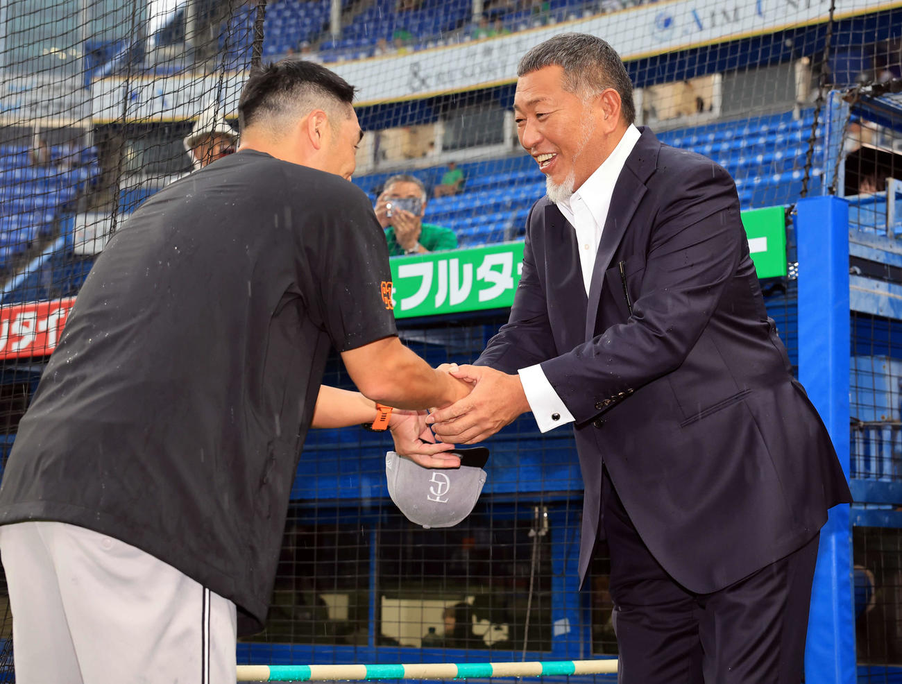 ヤクルト対巨人　試合前練習中、視察に訪れた清原和博氏（右）は巨人阿部監督と握手する（撮影・浅見桂子）