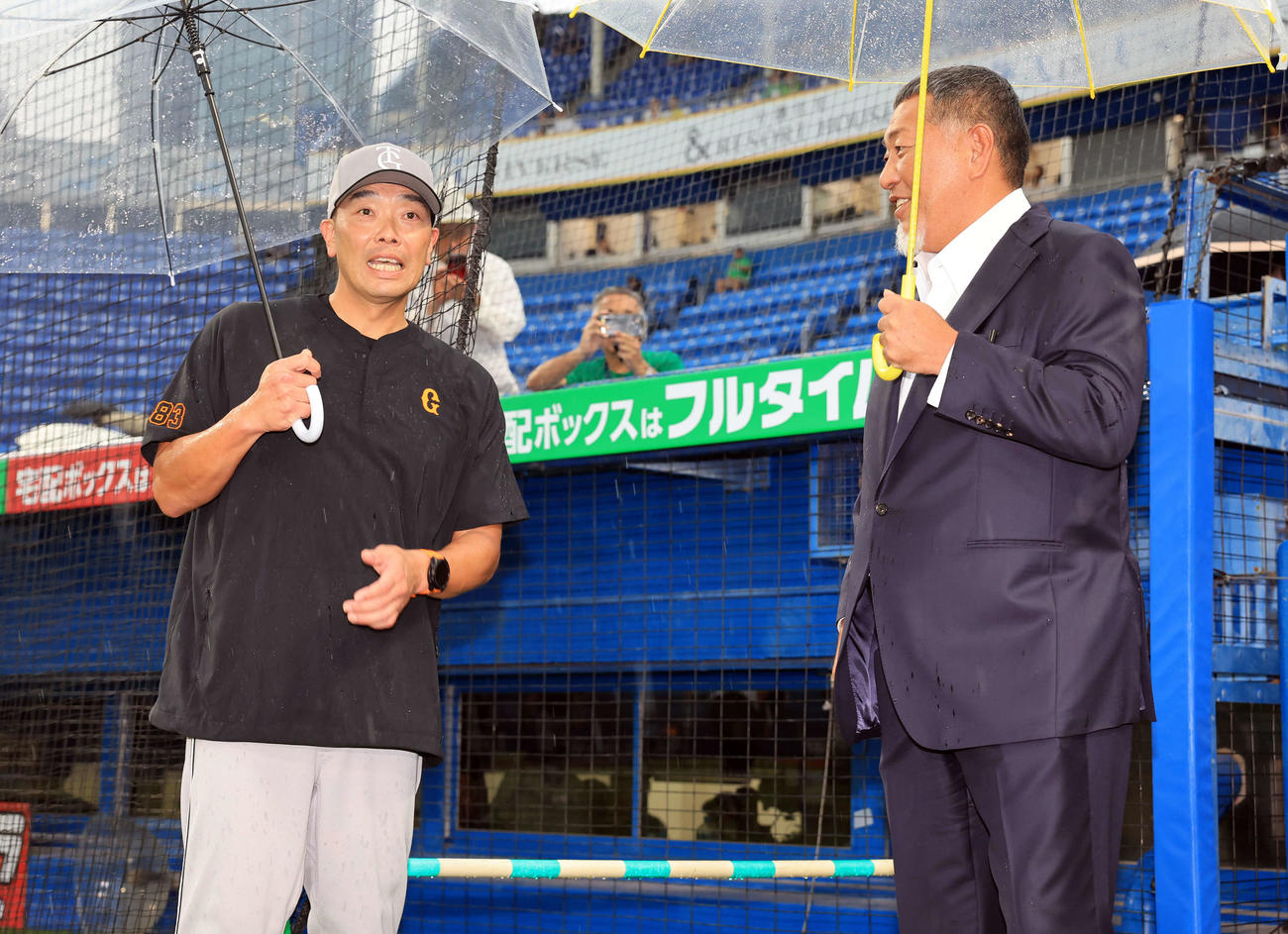 ヤクルト対巨人　試合前練習中、視察に訪れた清原和博氏（右）と話す巨人阿部監督（撮影・浅見桂子）