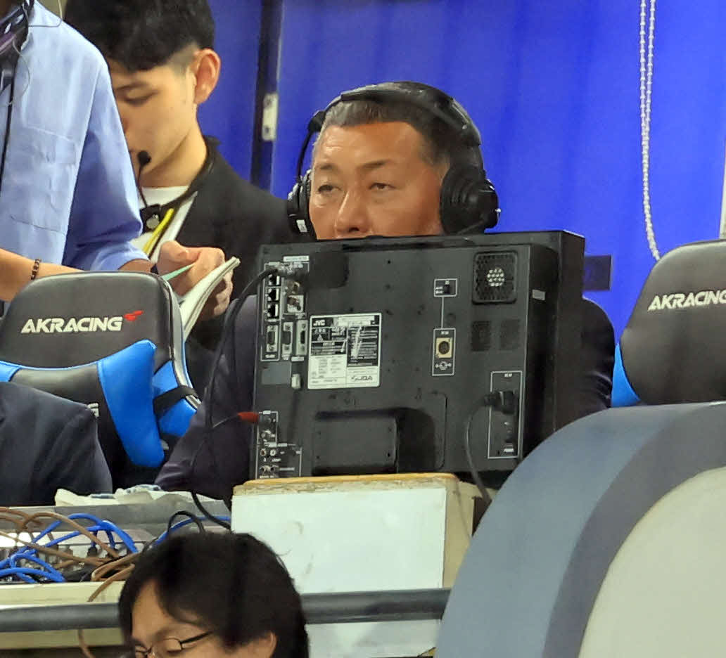 ヤクルト対巨人　テレビの解説をする清原和博氏（撮影・浅見桂子）