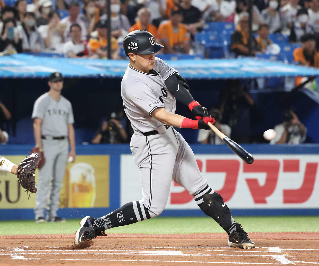 ヤクルト対巨人　1回表巨人2死一塁、岡本は左中間に先制2点本塁打を放つ（撮影・丹羽敏通）