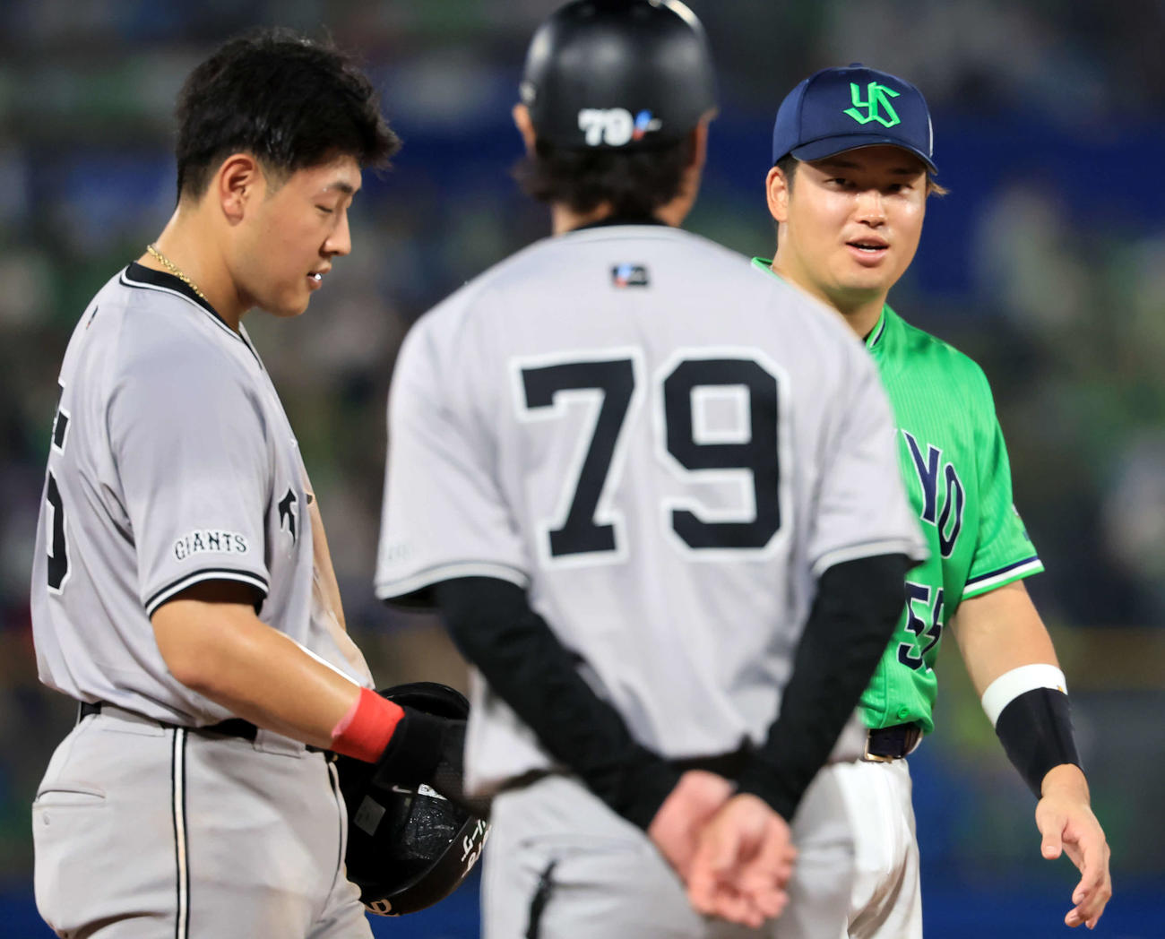 ヤクルト対巨人　3回表巨人2死満塁、三塁走者岡本和（左）と笑顔で話す村上（撮影・浅見桂子）