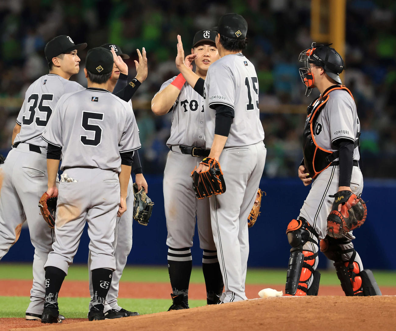 ヤクルト対巨人　3連勝し、笑顔でハイタッチする岡本和（中央）ら巨人の選手たち（撮影・浅見桂子）
