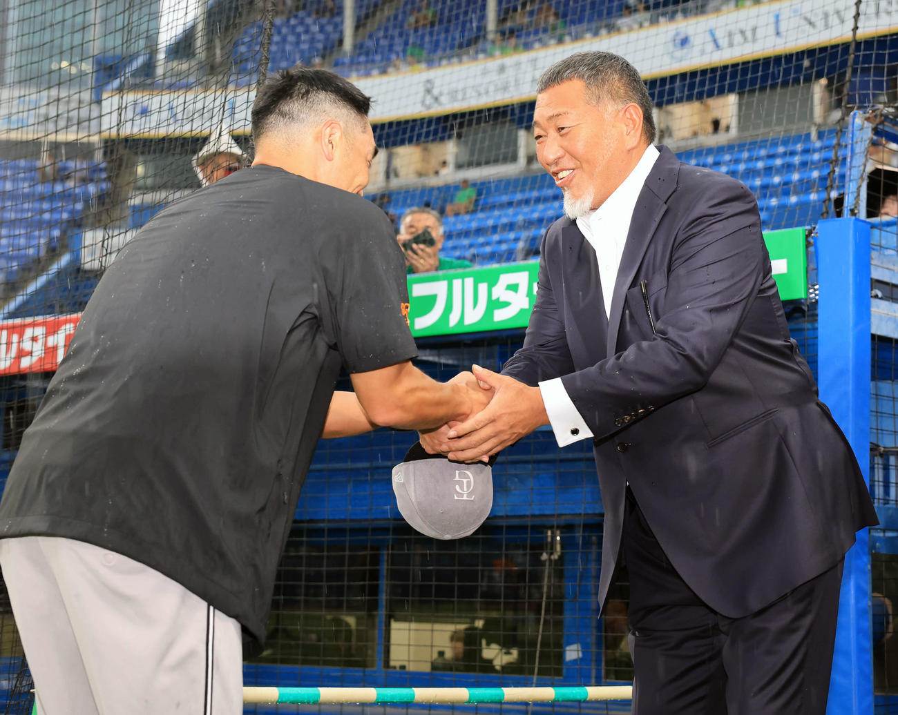 ヤクルト対巨人　試合前練習中、視察に訪れた清原和博氏（右）は巨人阿部監督と握手する（撮影・浅見桂子）