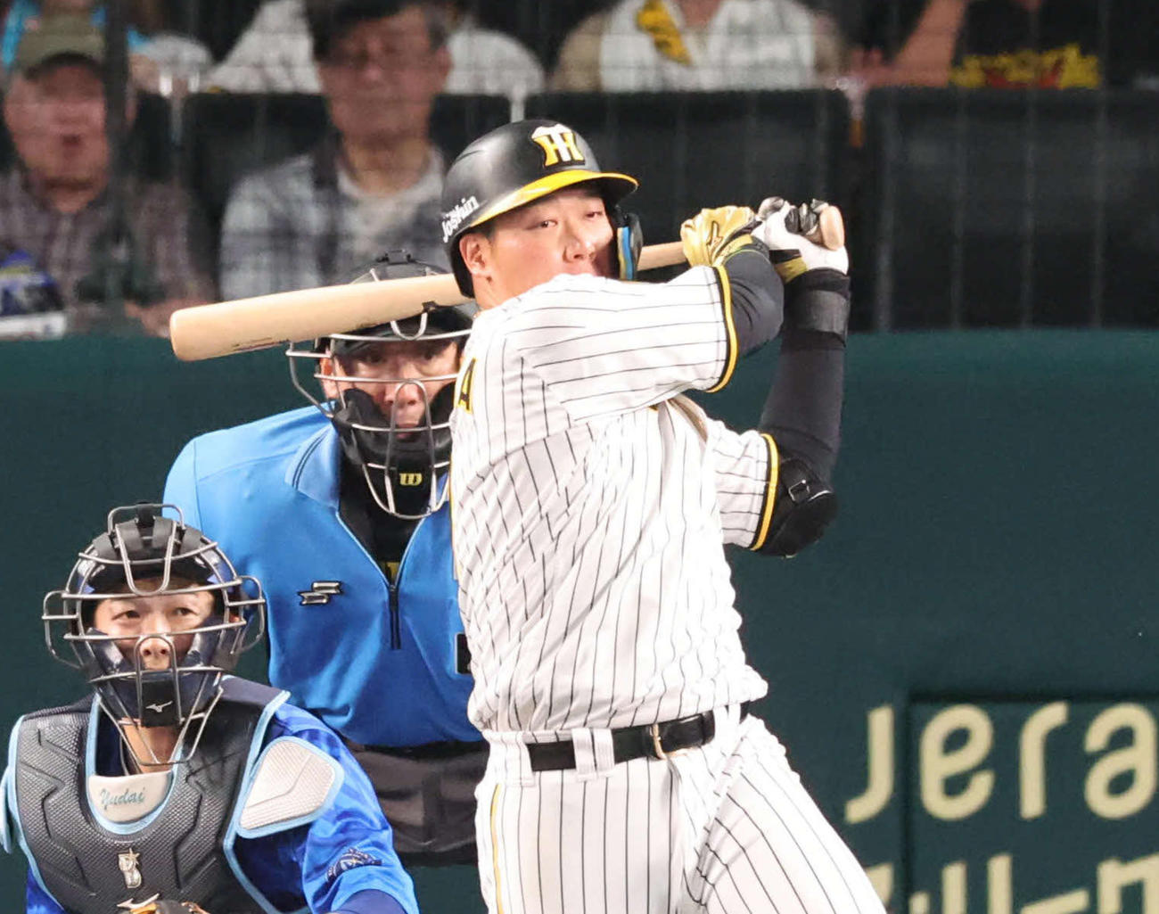 阪神対DeNA 6回裏阪神2死一塁、大山は左前打を放つ（撮影・宮崎幸一）