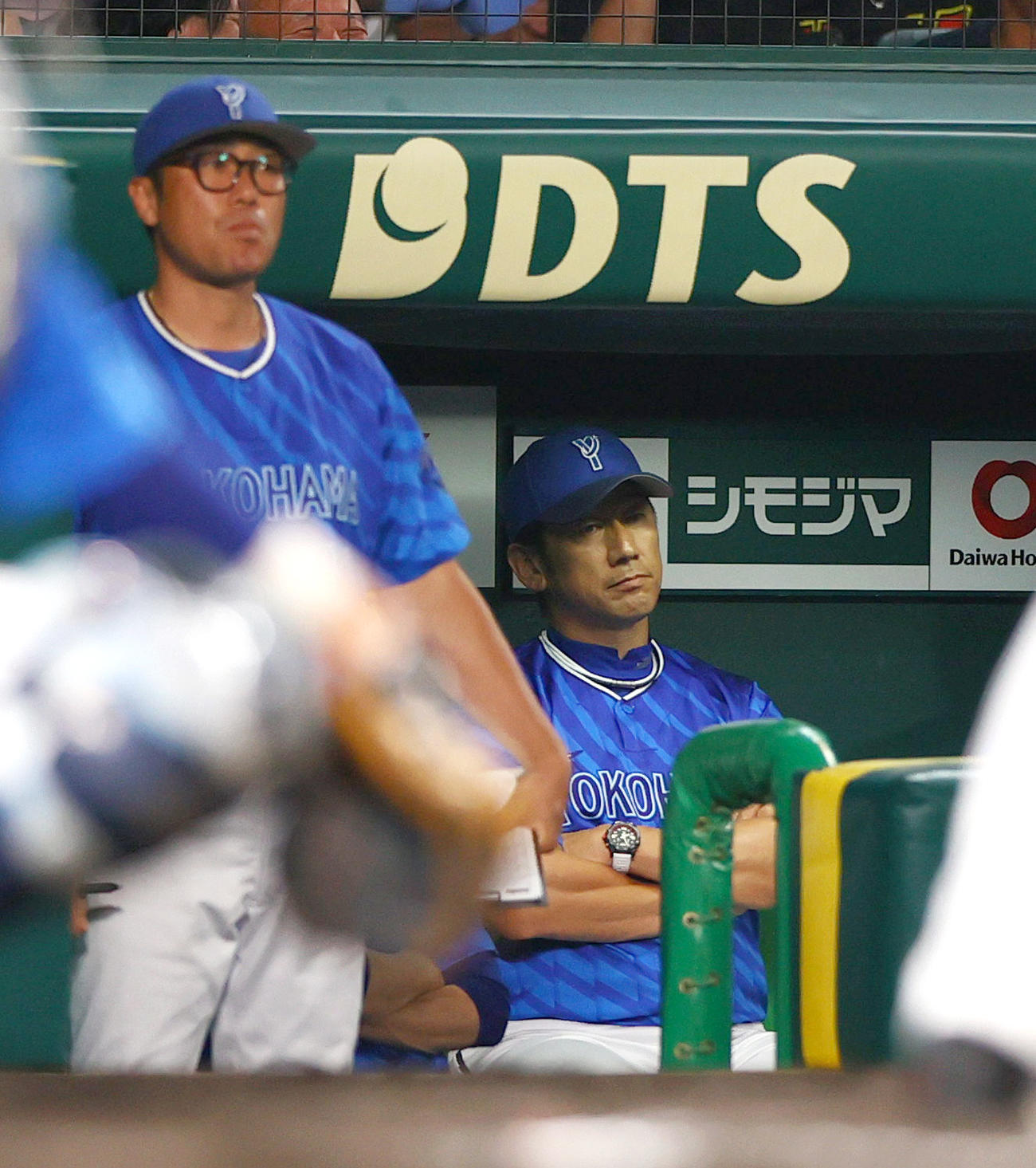 阪神対DeNA 6回裏阪神2死一、三塁、三浦監督（右）は佐藤輝に右前適時打を浴び落胆する（撮影・上山淳一）