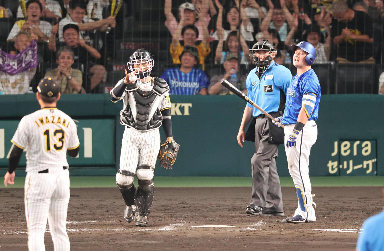 阪神対DeNA 9回表DeNA1死一塁、見逃し三振に倒れて悔しげな牧（撮影・宮崎幸一）