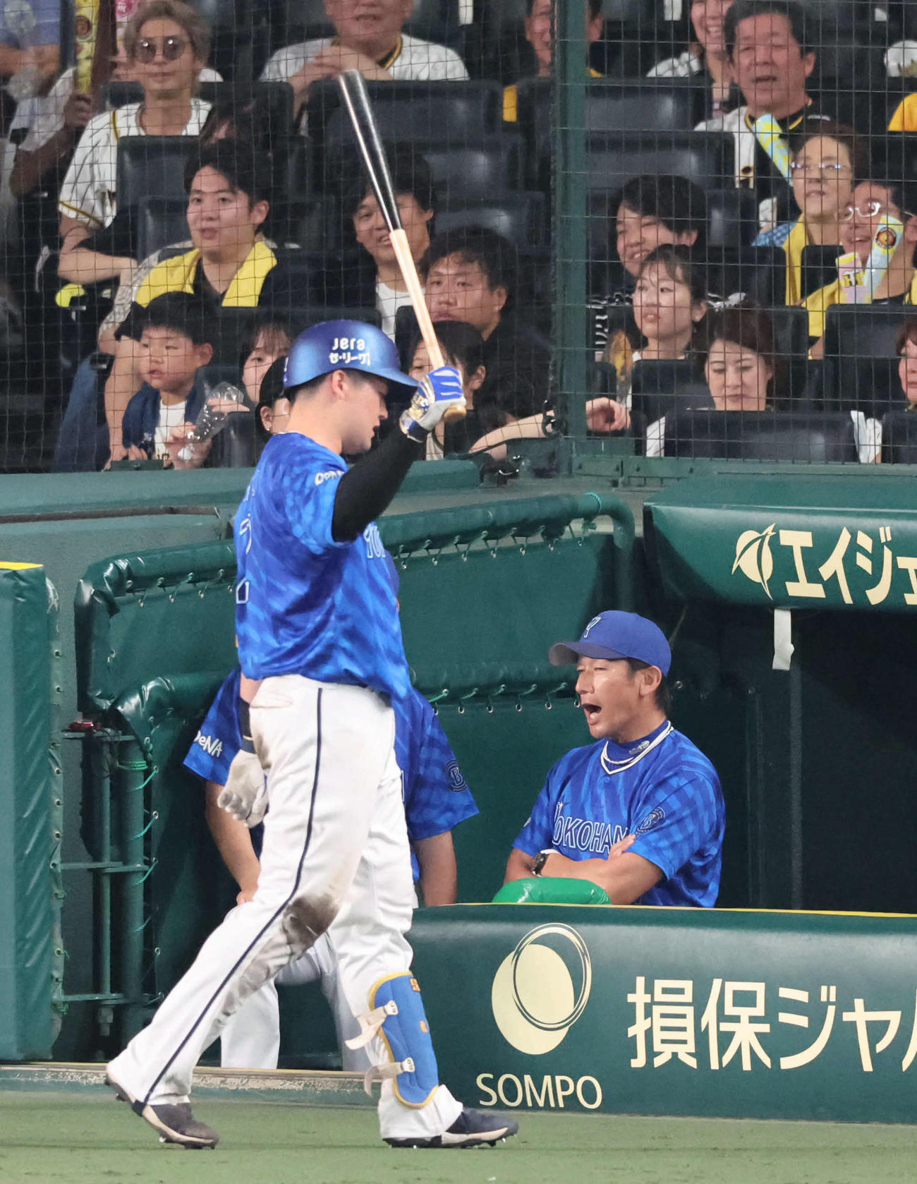 阪神対DeNA 9回表DeNA1死一塁、見逃し三振に倒れて悔しげな牧（左）と三浦監督（撮影・宮崎幸一）