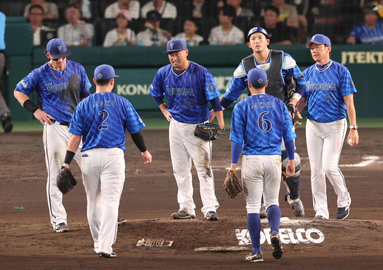 阪神対DeNA 6回裏阪神2死一、三塁、森唯（中央）はピンチを背負い降板する。右は三浦監督（撮影・宮崎幸一）
