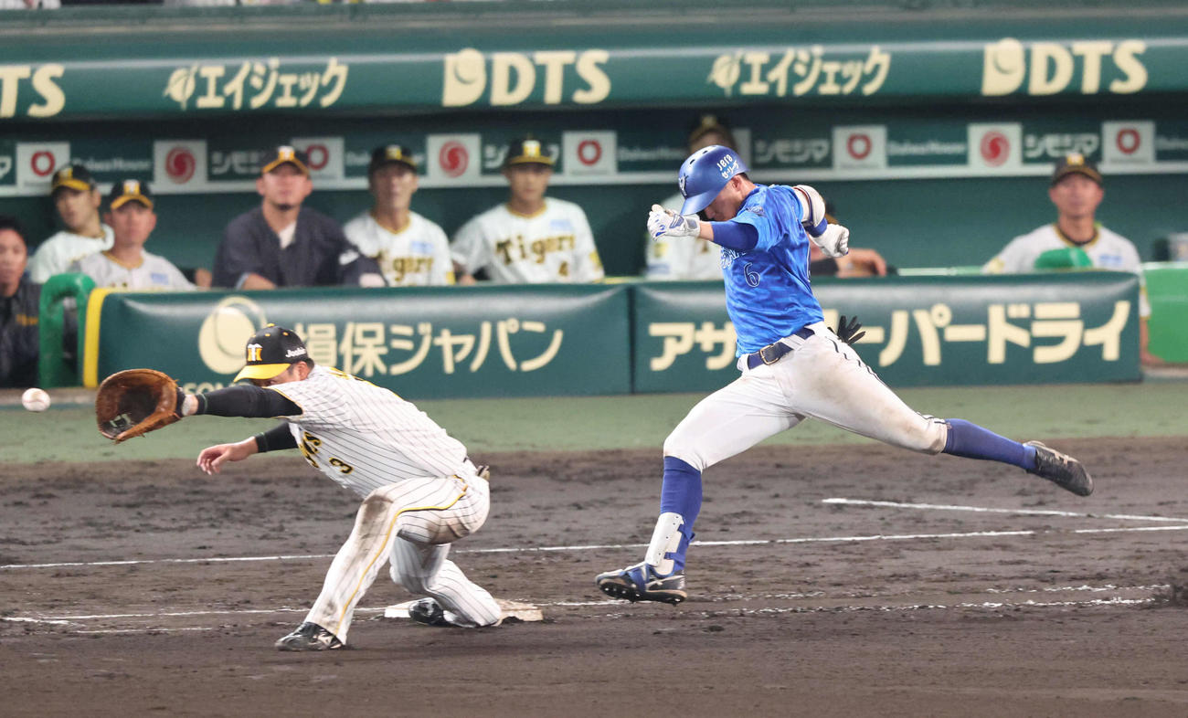 阪神対DeNA 8回表DeNA1死、森敬は二塁への打球を放ち必死に駆け込むが間に合わず。一塁手は大山（撮影・宮崎幸一）