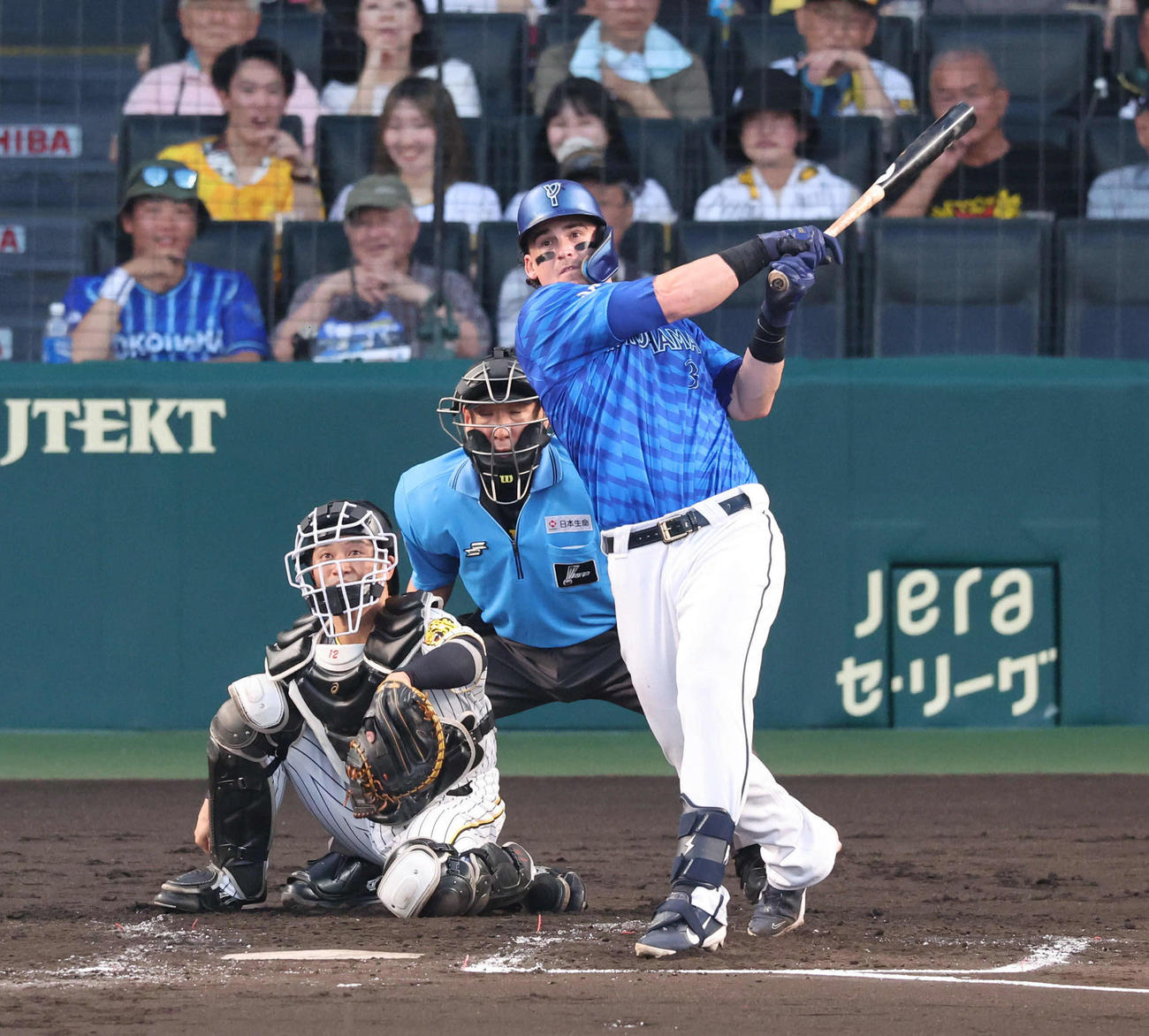 阪神対DeNA 4回表DeNA1死、オースティンは中越え先制本塁打を放つ（撮影・宮崎幸一）