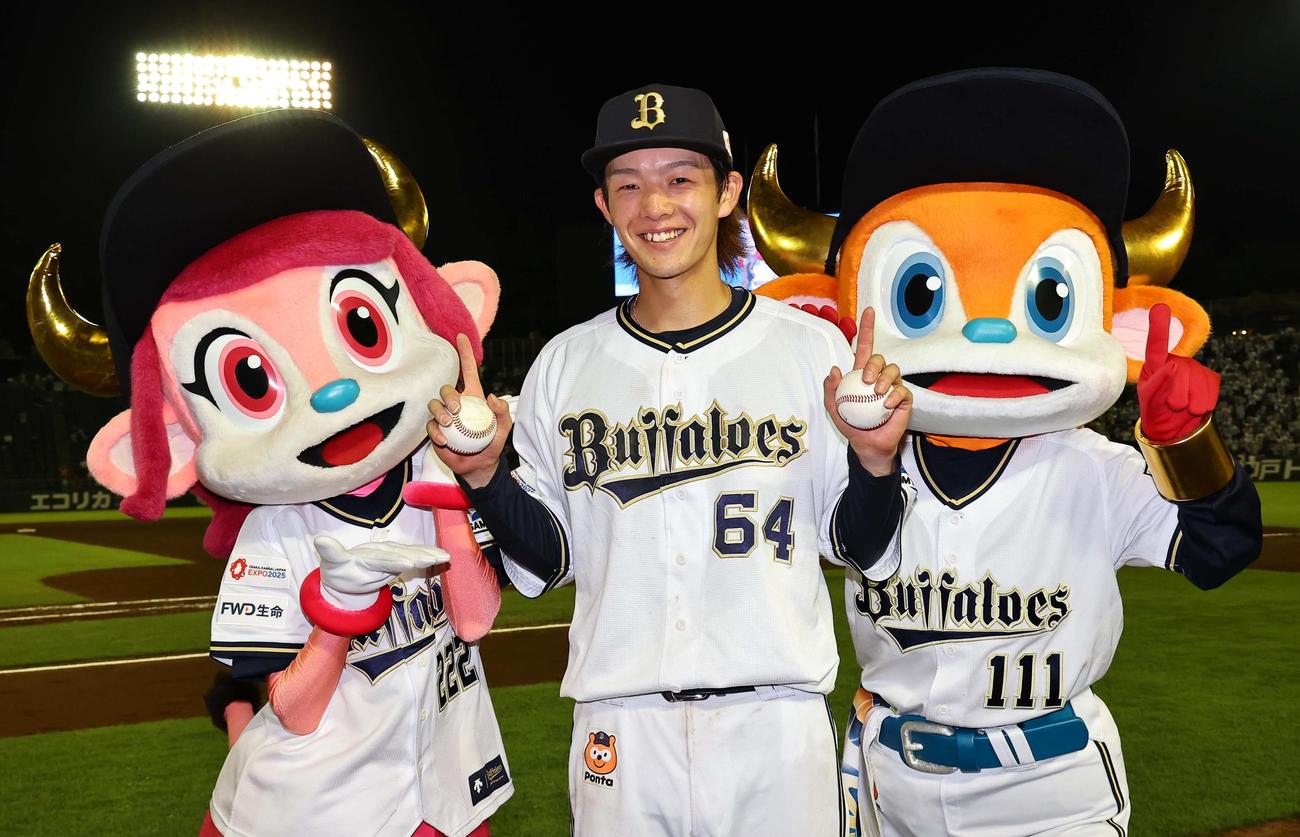 オリックス対日本ハム　プロ初安打と初適時打の記念球を手に笑顔を見せる大里（撮影・上田博志）