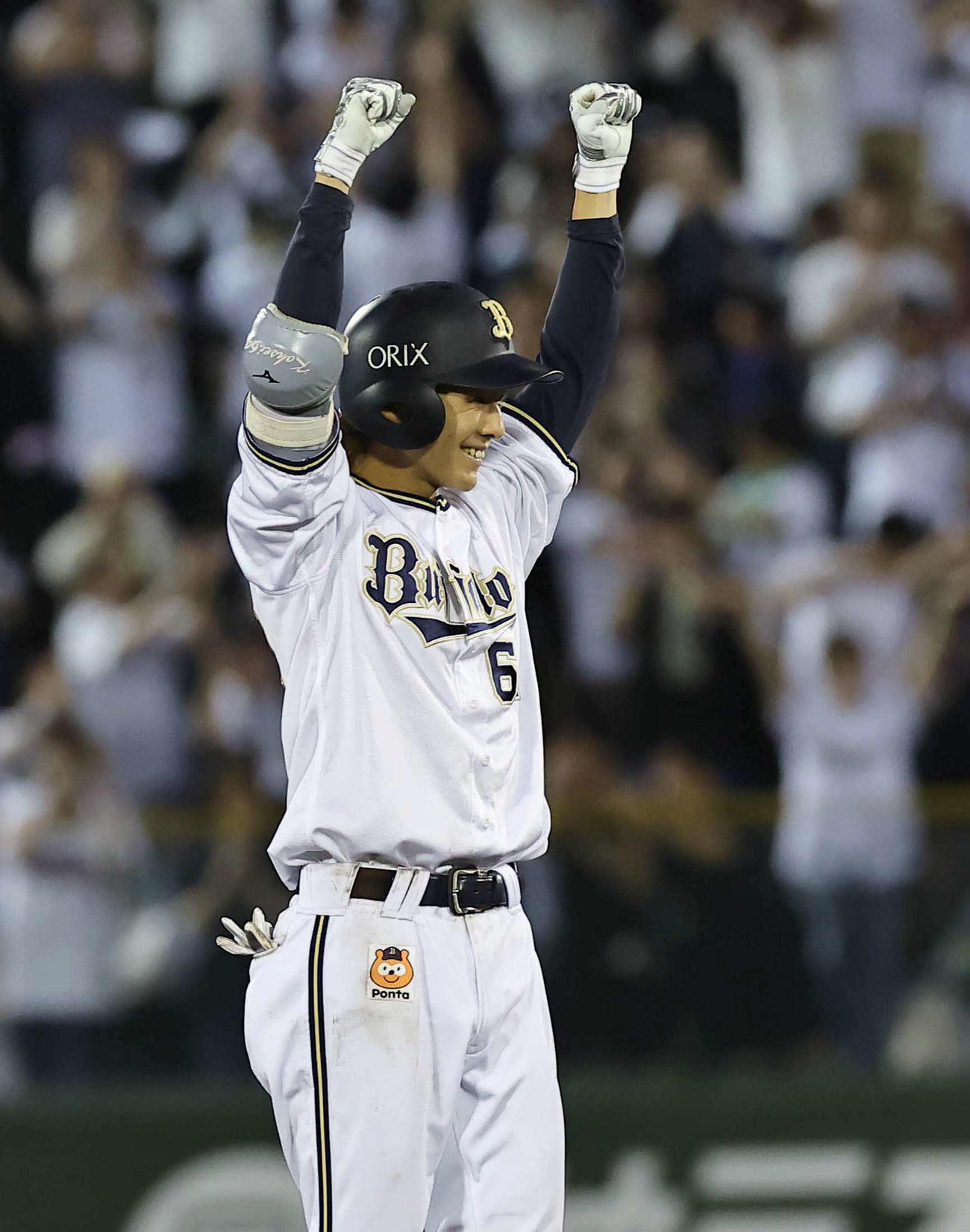 オリックス対日本ハム　5回裏オリックス1死一、三塁、大里は右翼線へ適時二塁打を放ちガッツポーズをする（撮影・上田博志）