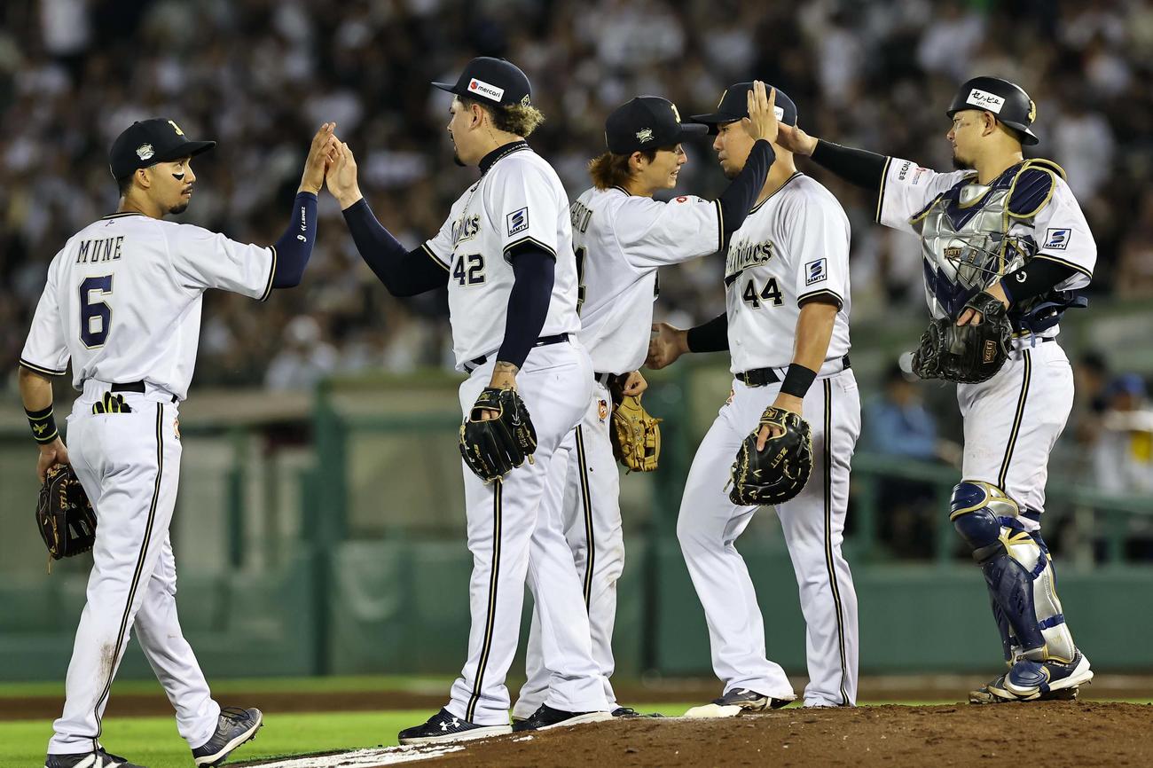オリックス対日本ハム　プロ初安打を放った大里（中央）はナインとハイタッチして勝利を喜ぶ（撮影・上田博志）