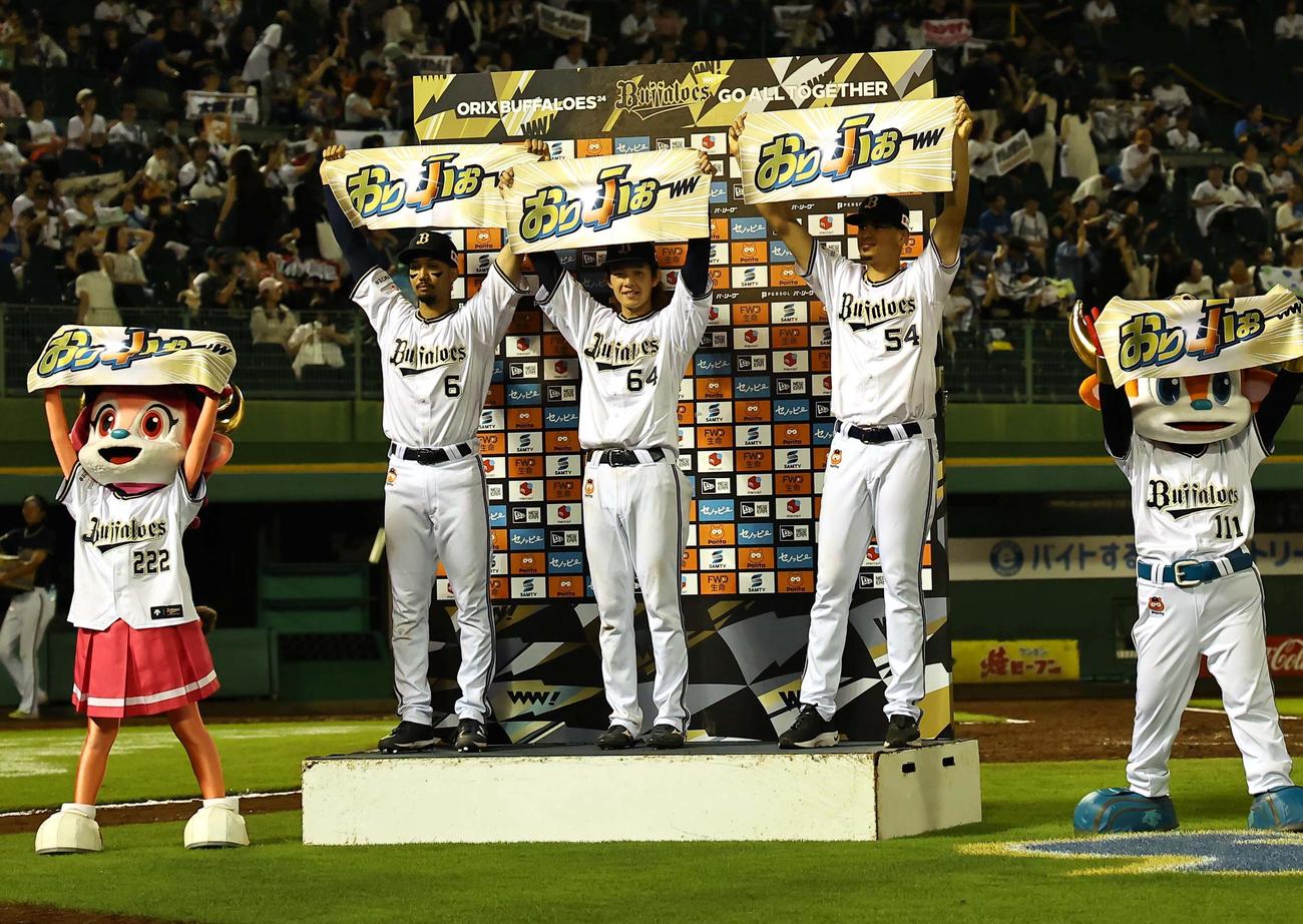 オリックス対日本ハム　お立ち台に立つ左から宗、大里、カスティーヨ（撮影・上田博志）