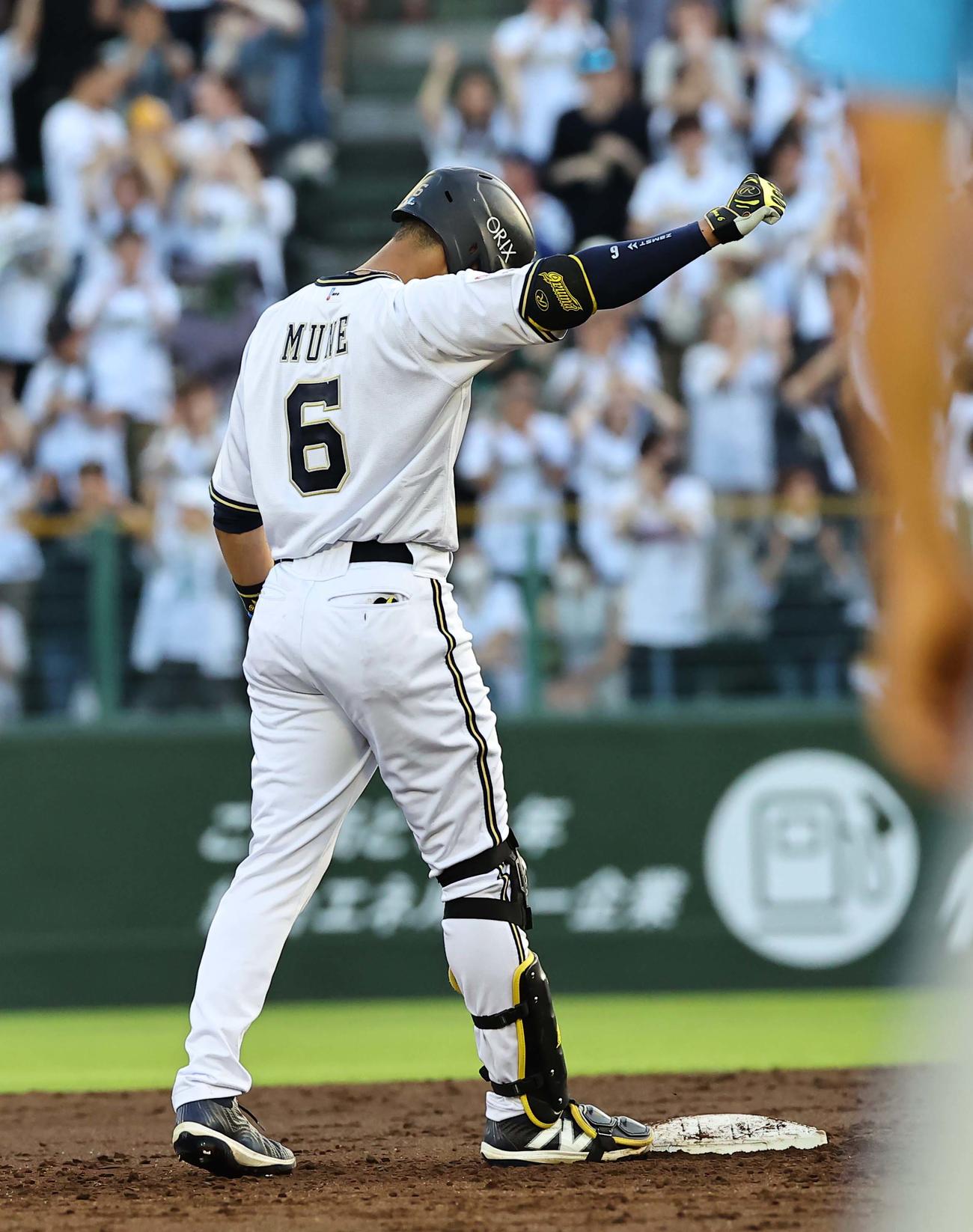 オリックス対日本ハム　2回裏オリックス2死二塁、宗は先制適時二塁打を放つ（撮影・上田博志）