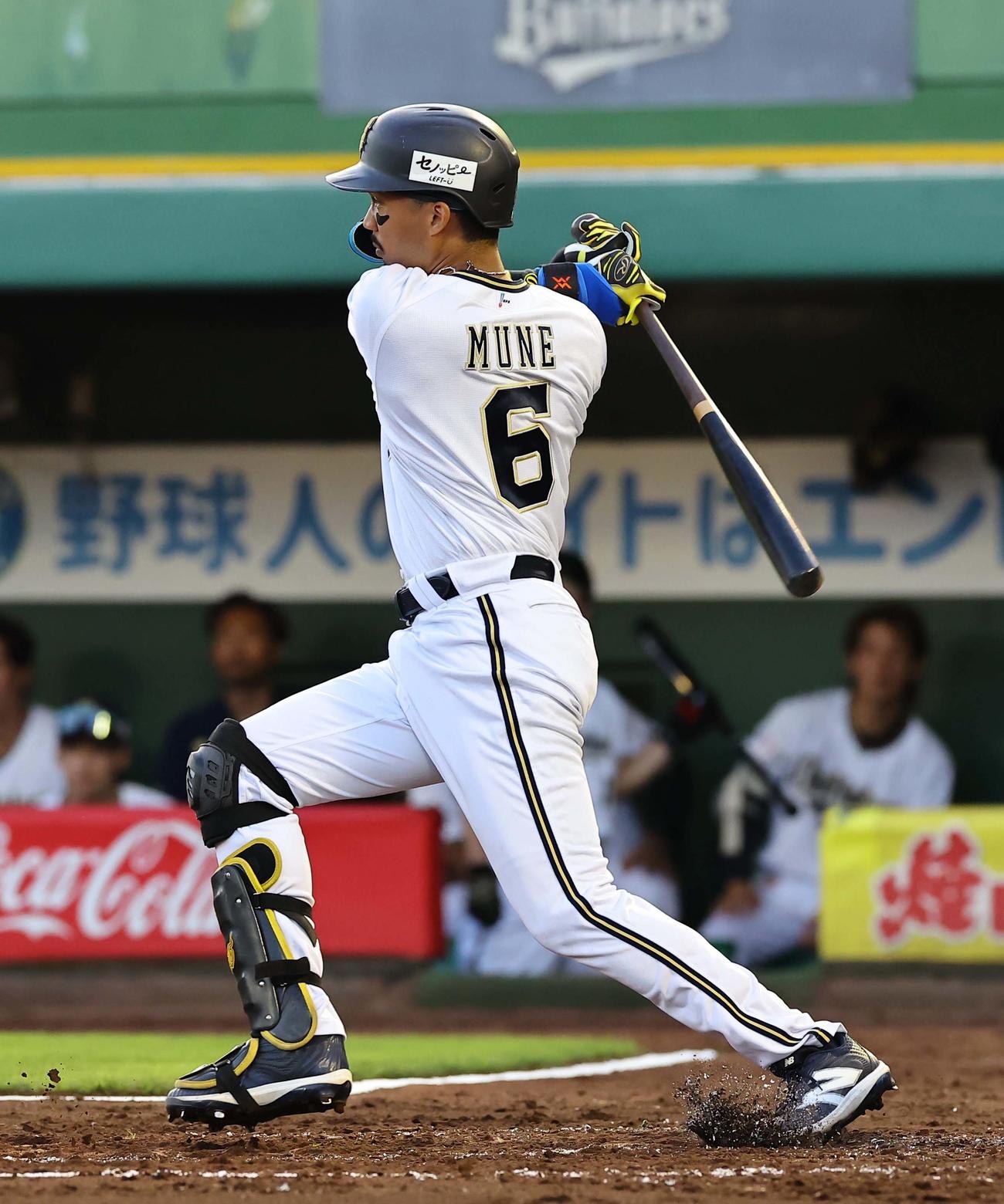 オリックス対日本ハム　2回裏オリックス2死二塁、宗は先制適時二塁打を放つ（撮影・上田博志）