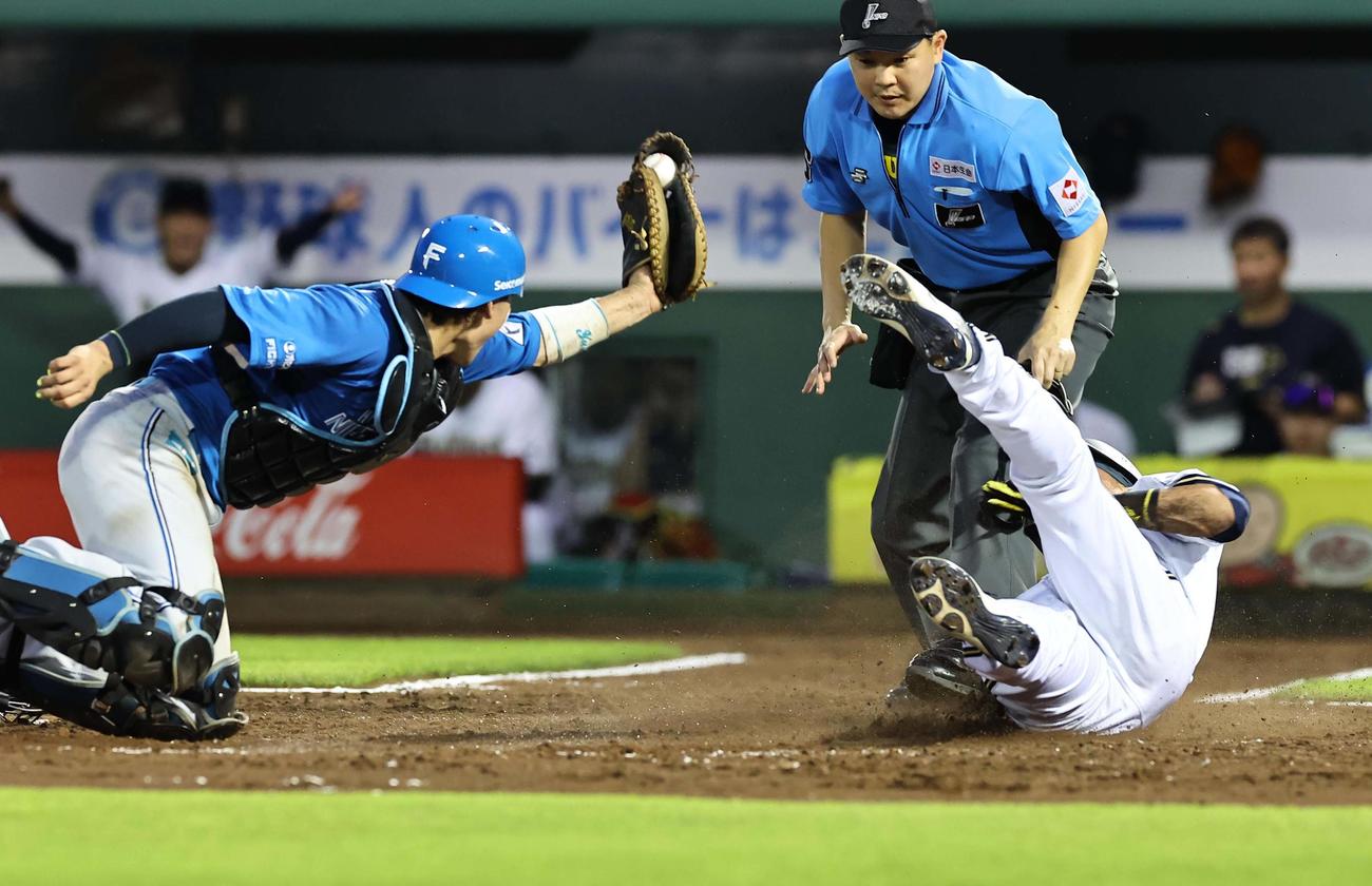 オリックス対日本ハム　5回裏オリックス1死二、三塁、宗（右）は清宮の野選で生還する（撮影・上田博志）