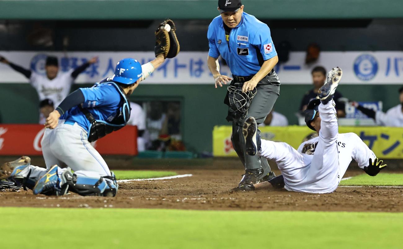 オリックス対日本ハム　5回裏オリックス1死二、三塁、宗（右）は清宮の野選で生還する（撮影・上田博志）