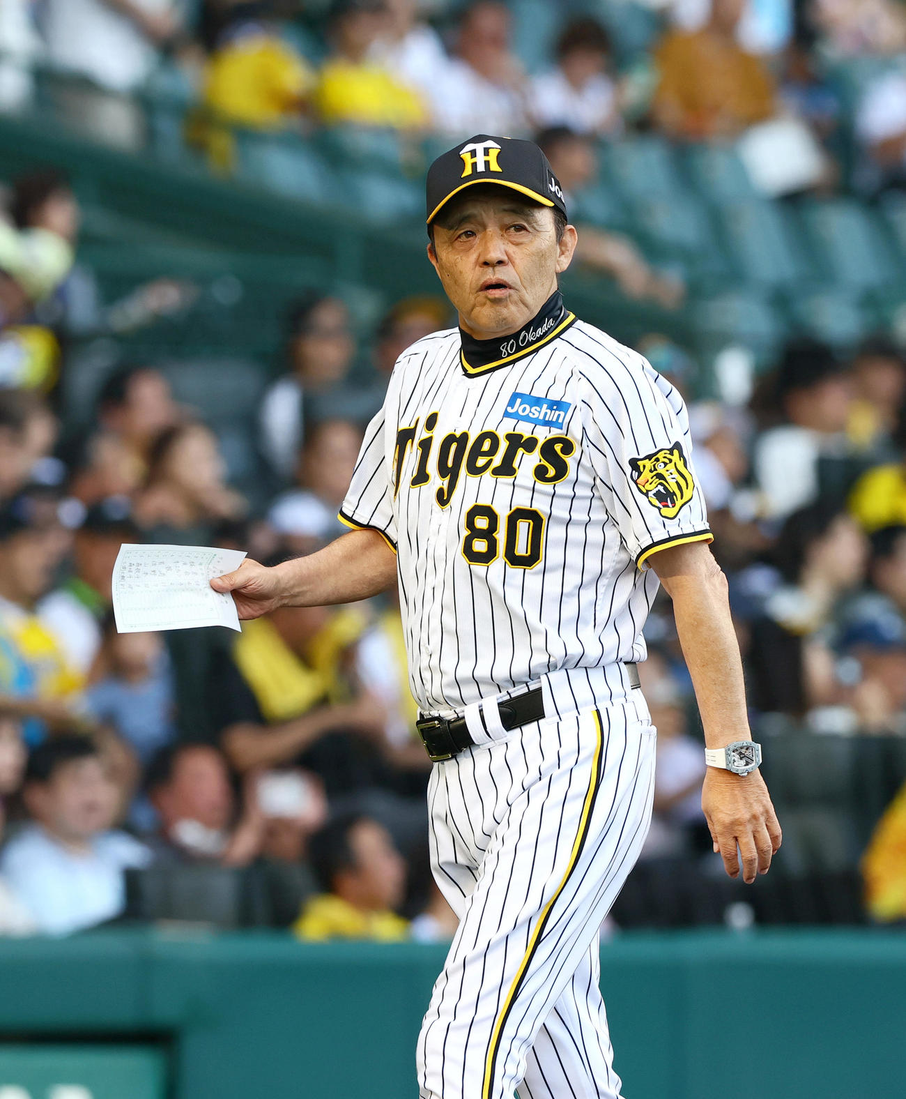 阪神対DeNA　メンバー表を交換しベンチへ引き揚げる阪神岡田監督（撮影・上山淳一）