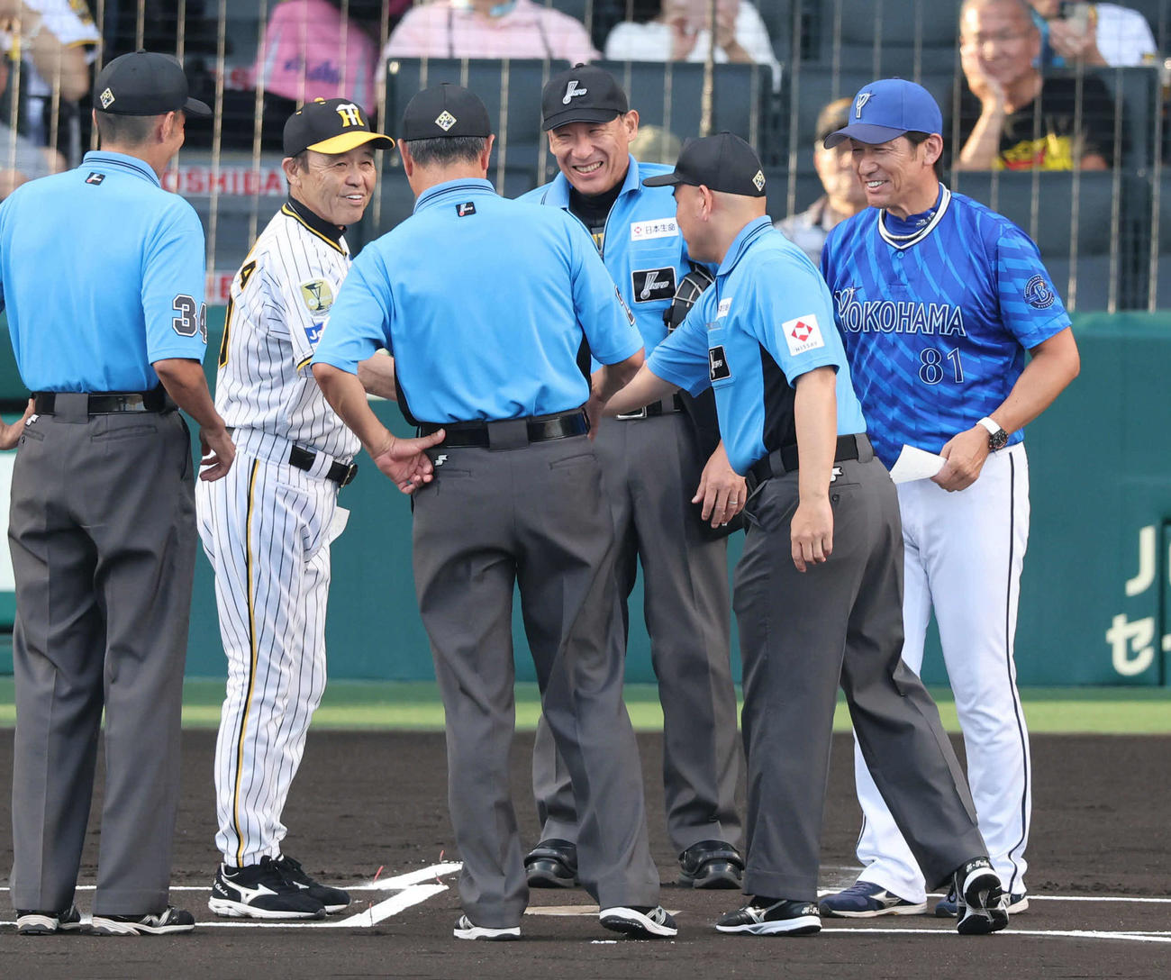 阪神対DeNA　メンバー確認する岡田監督（左）と三浦監督（撮影・宮崎幸一）