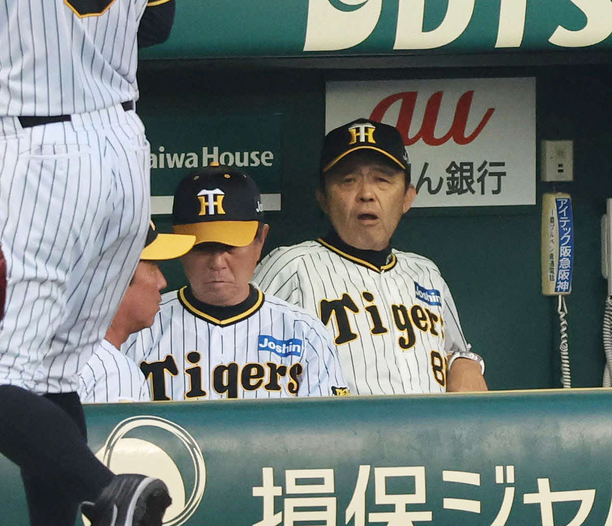 阪神対DeNA 4回表DeNA攻撃終了、1点を失い厳しい表情の岡田監督（撮影・宮崎幸一）