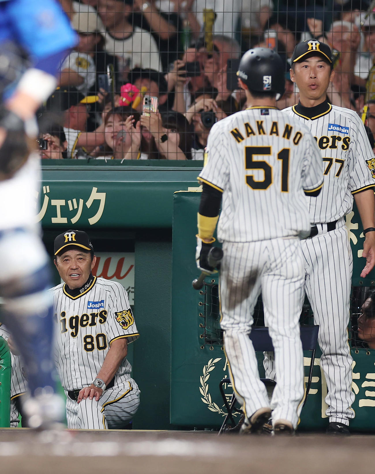 阪神対DeNA 6回裏阪神2死一、三塁、佐藤輝の適時打で生還した中野（中央）を迎える岡田監督（左）（撮影・前田充）