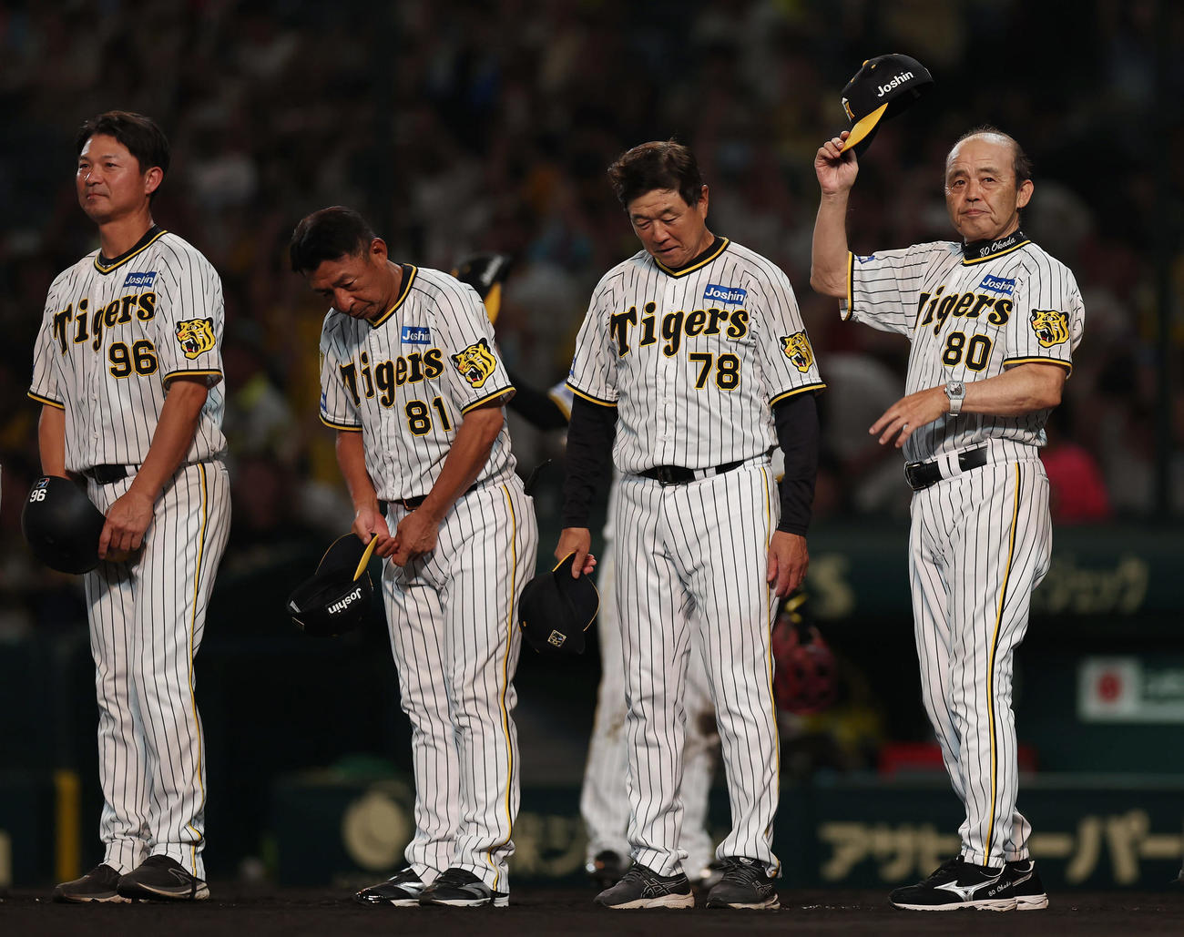 阪神対DeNA DeNAに勝利し、ファンにあいさつする阪神岡田監督（右端）ら（撮影・前田充）